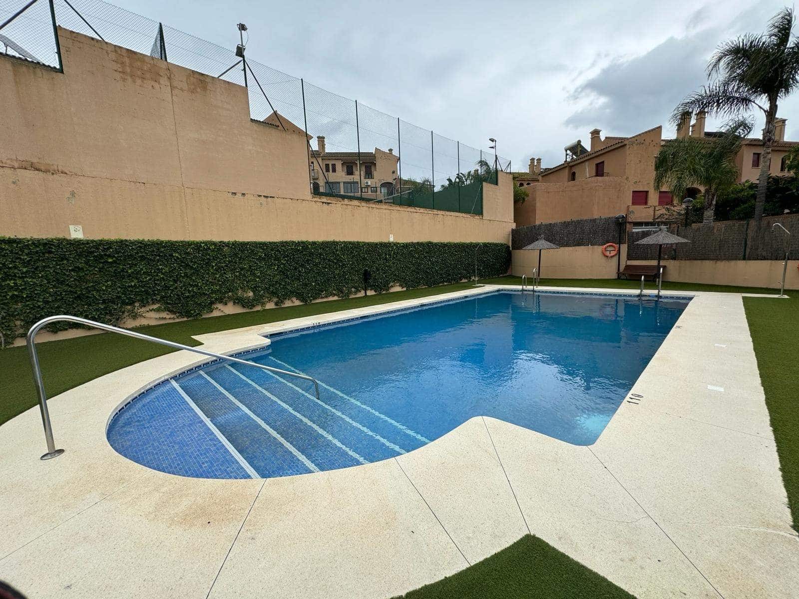 2 makuuhuone Asunto myytävänä paikassa La Linea de la Concepcion mukana uima-altaan 
autotalli - 208 000 € (Ref: 9533783)