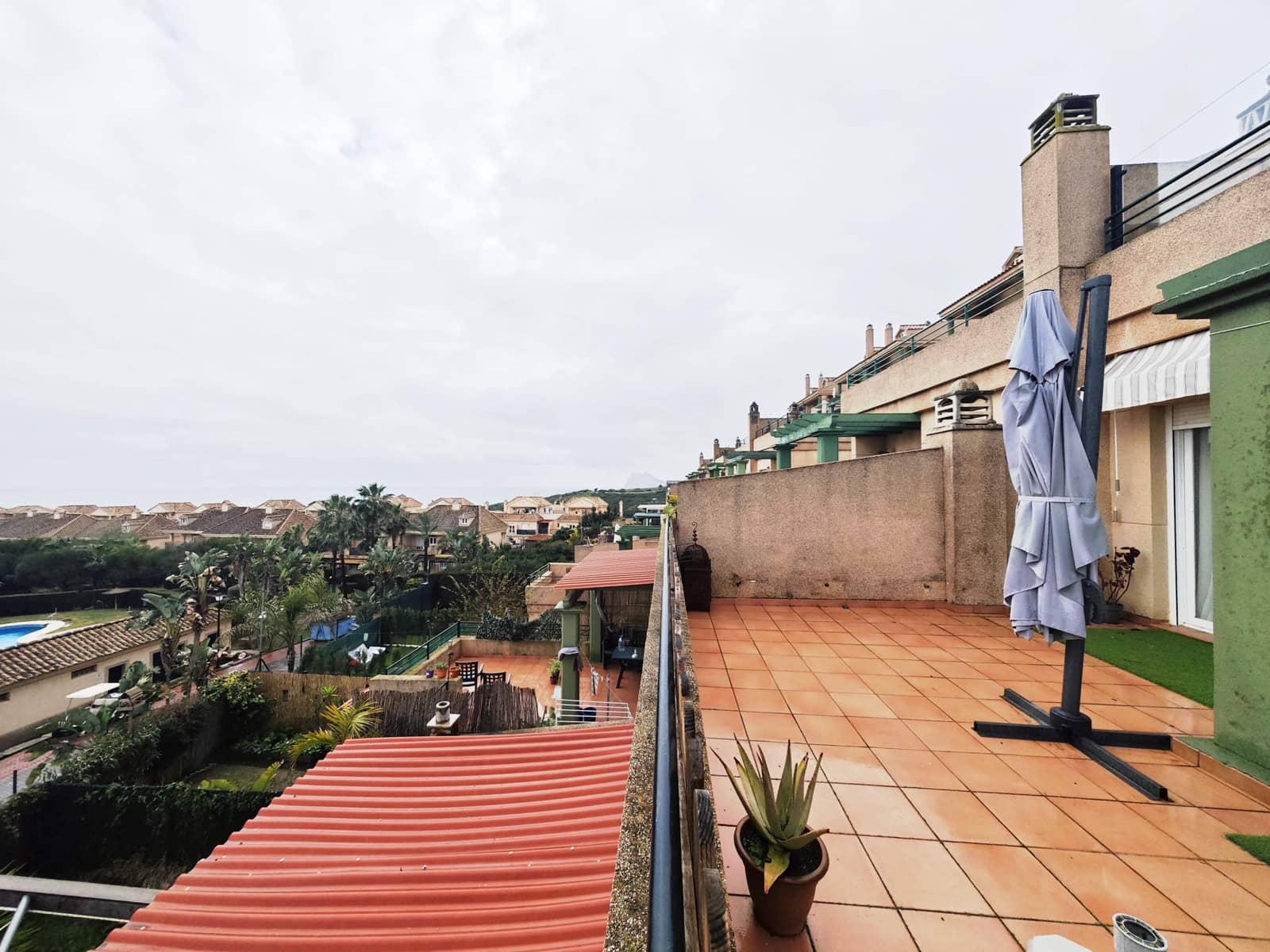 2 soverom Leilighet til salgs i La Linea de la Concepcion med svømmebasseng - € 194 000 (Ref: 9548228)