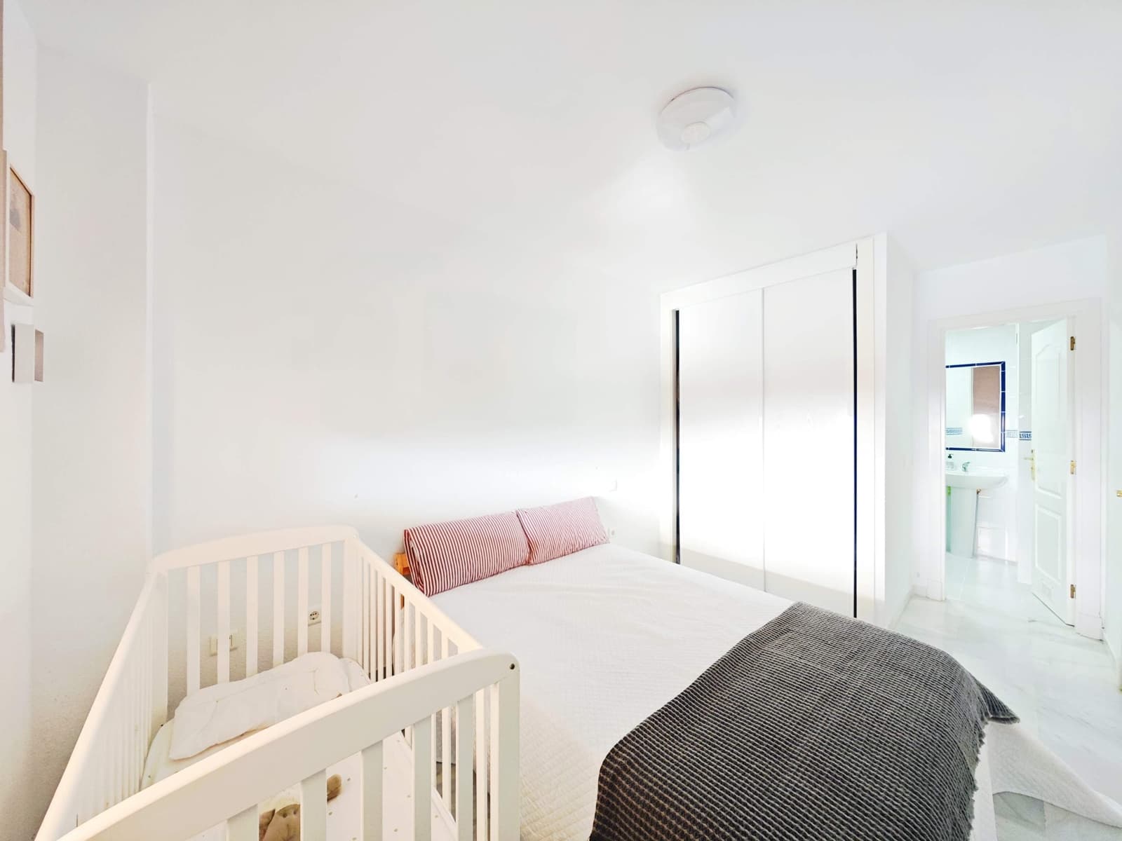 Piso de 3 habitaciones en Casares en venta con piscina - 245.000 € (Ref: 9557952)