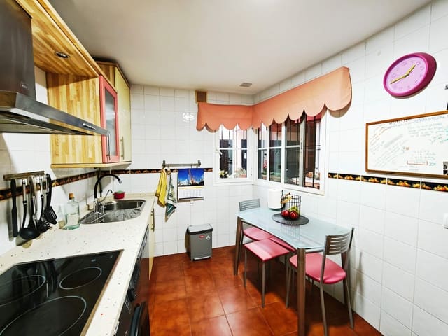 4 soveværelse Rækkehus til salg i Algeciras - € 300.000 (Ref: 9561829)