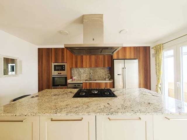 4 quarto Moradia para venda em San Roque com piscina - 550 000 € (Ref: 9565295)