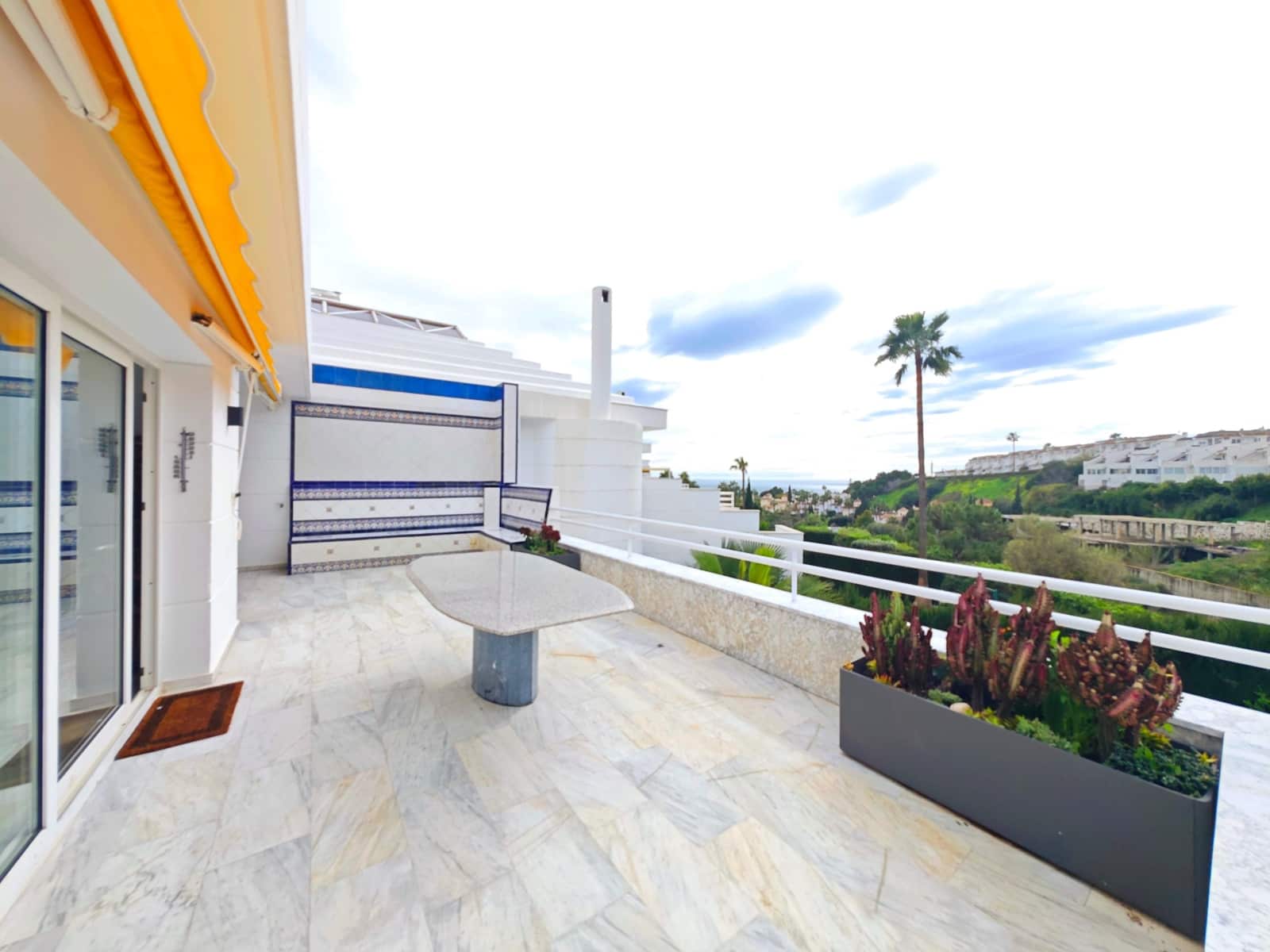 3 bedroom Villa for sale in Sitio de Calahonda with pool - € 690,000 (Ref: 9596168)