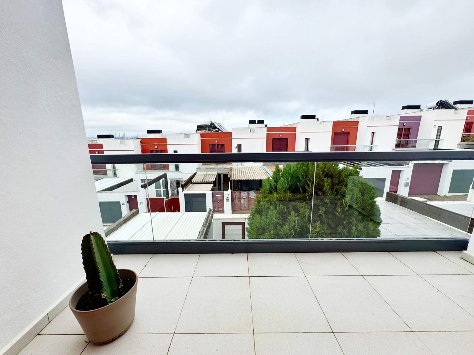 3 soveværelse Rækkehus til salg i Algeciras med swimmingpool garage - € 300.000 (Ref: 9599579)