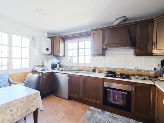 Adosado de 3 habitaciones en La Línea de la Concepción en venta con piscina garaje - 335.000 € (Ref: 9608109)