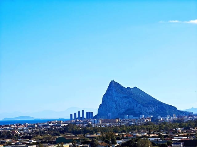 Adosado de 3 habitaciones en La Línea de la Concepción en venta con piscina garaje - 335.000 € (Ref: 9608109)