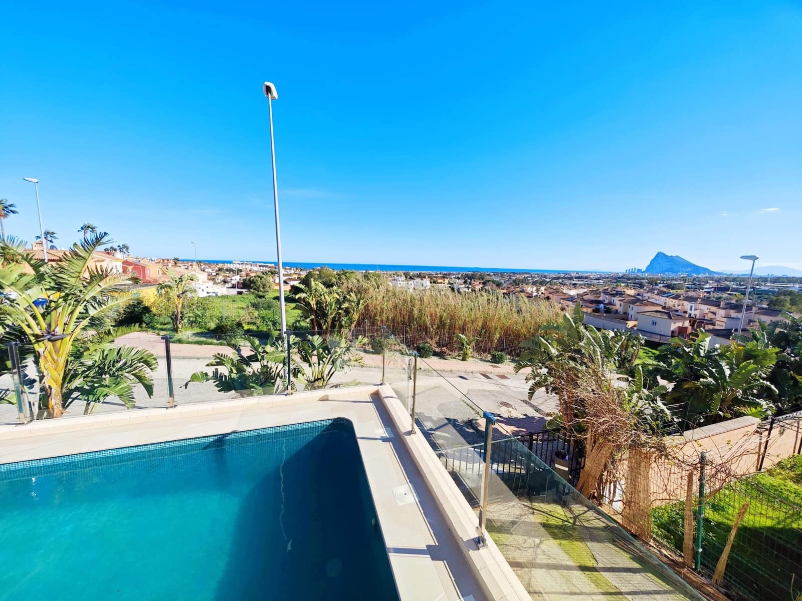 Adosado de 3 habitaciones en La Línea de la Concepción en venta con piscina garaje - 335.000 € (Ref: 9608109)