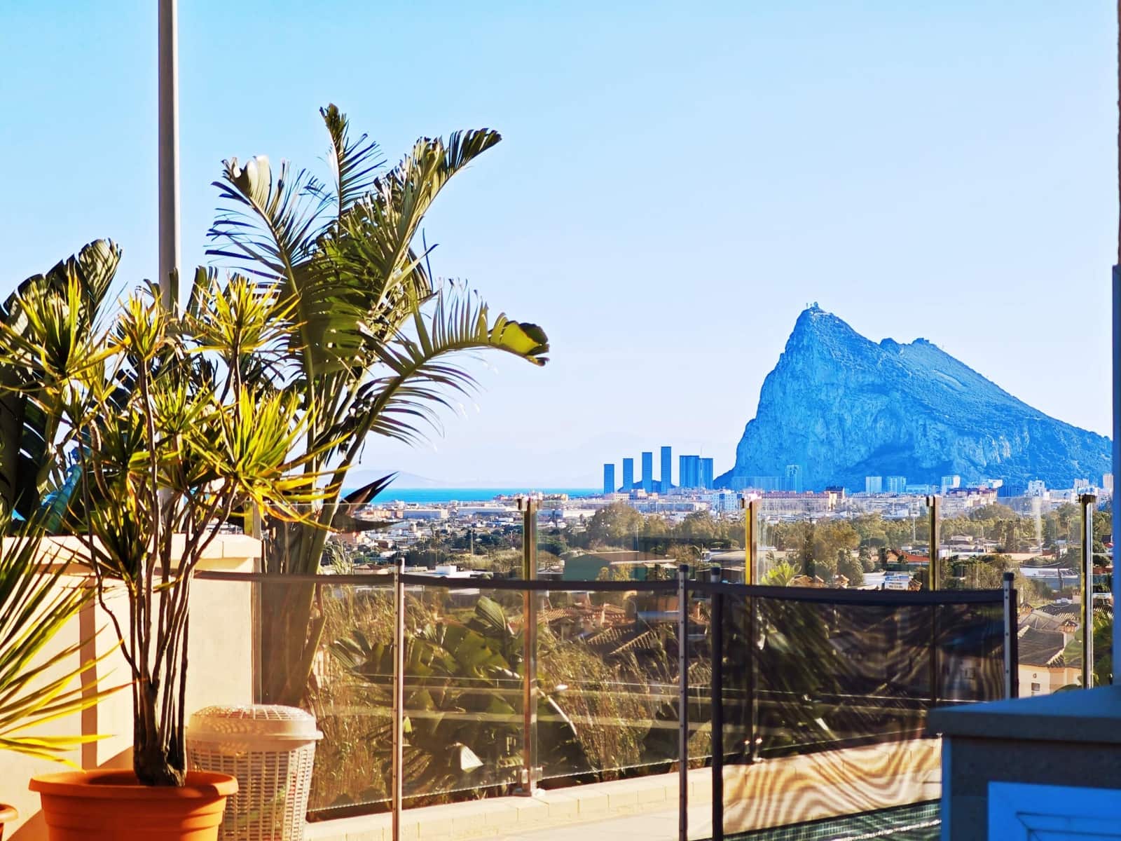 Adosado de 3 habitaciones en La Línea de la Concepción en venta con piscina garaje - 335.000 € (Ref: 9608109)