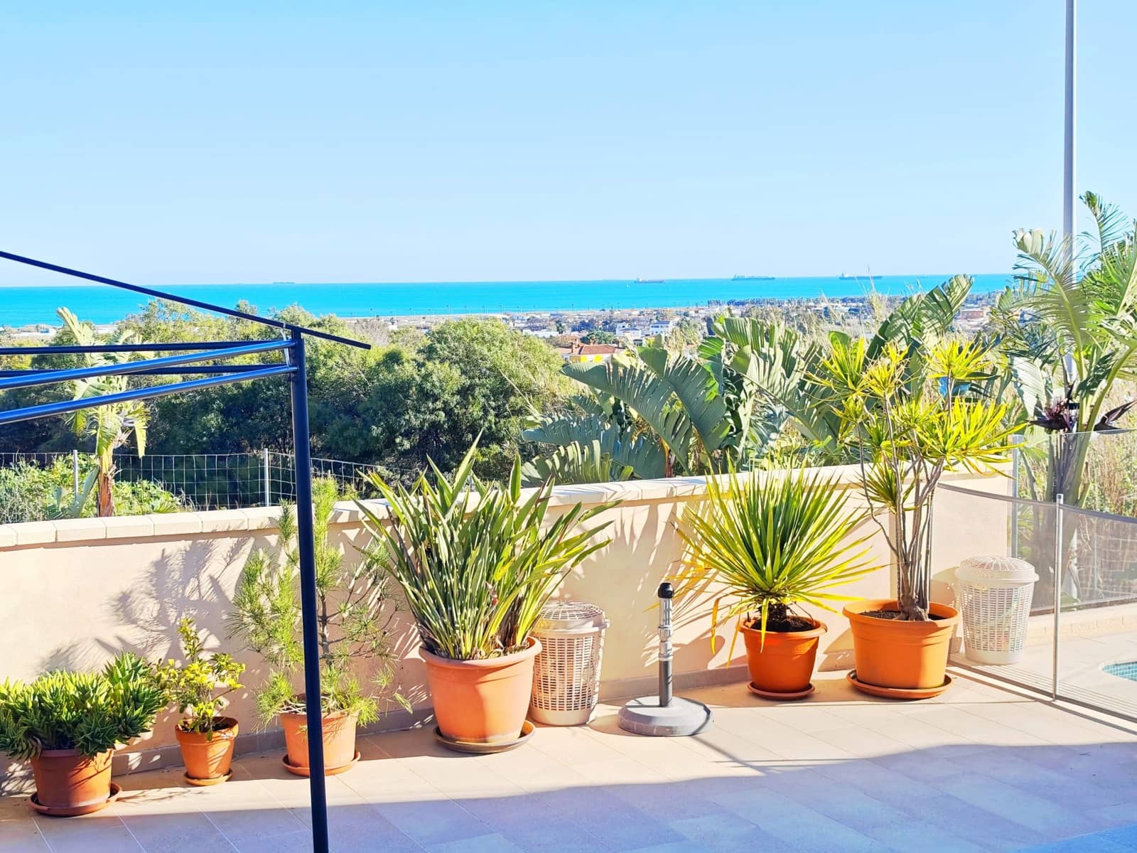 Adosado de 3 habitaciones en La Línea de la Concepción en venta con piscina garaje - 335.000 € (Ref: 9608109)