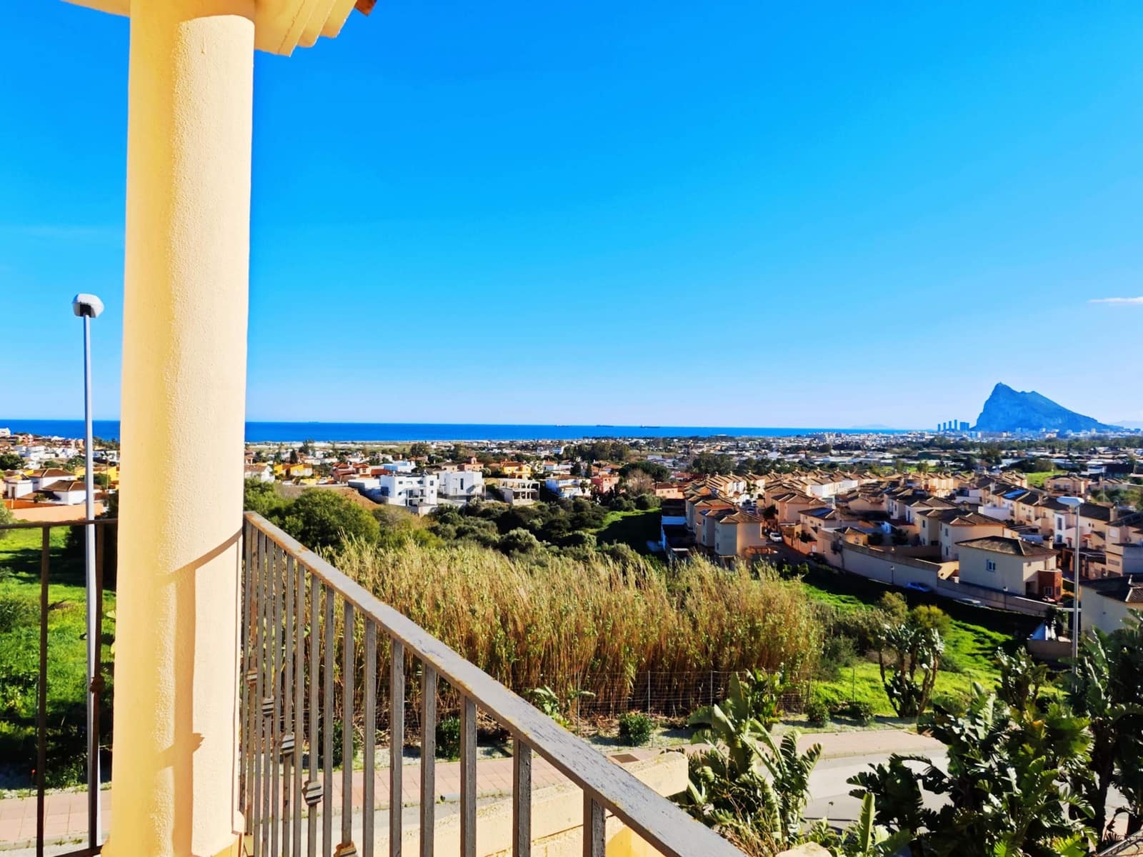 Adosado de 3 habitaciones en La Línea de la Concepción en venta con piscina garaje - 335.000 € (Ref: 9608109)