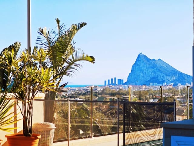 Adosado de 3 habitaciones en La Línea de la Concepción en venta con piscina garaje - 335.000 € (Ref: 9608109)