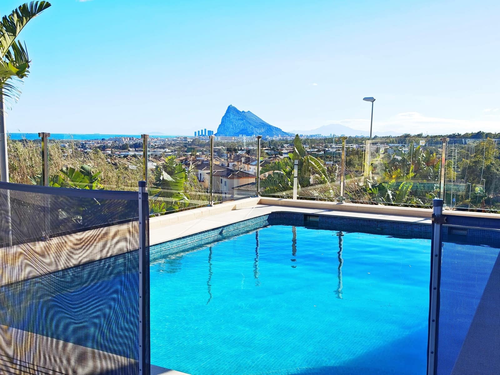 Adosado de 3 habitaciones en La Línea de la Concepción en venta con piscina garaje - 335.000 € (Ref: 9608109)