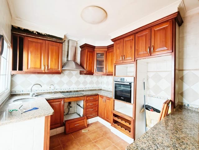 6 makuuhuone Huvila myytävänä paikassa Algeciras - 240 000 € (Ref: 9652047)