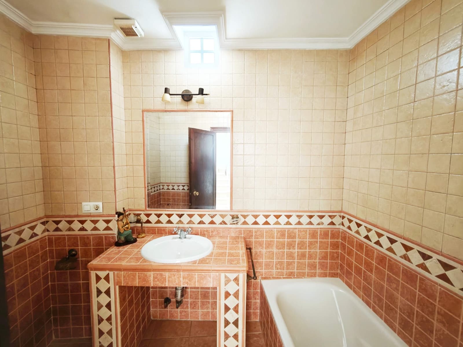 6 makuuhuone Huvila myytävänä paikassa Algeciras - 240 000 € (Ref: 9652047)