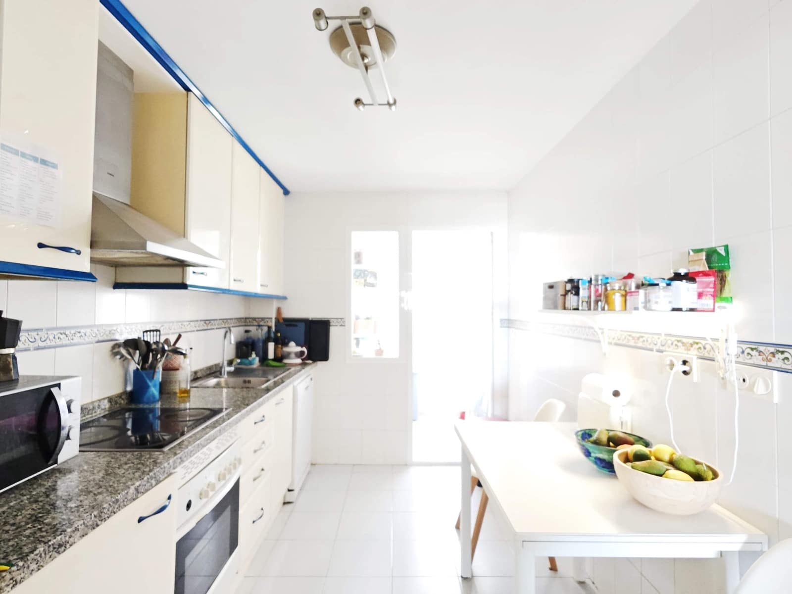 2 makuuhuone Huoneisto myytävänä paikassa La Linea de la Concepcion mukana uima-altaan - 465 000 € (Ref: 9677514)