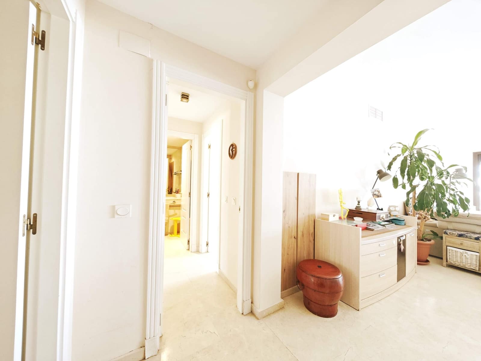 2 makuuhuone Huoneisto myytävänä paikassa La Linea de la Concepcion mukana uima-altaan - 465 000 € (Ref: 9677514)