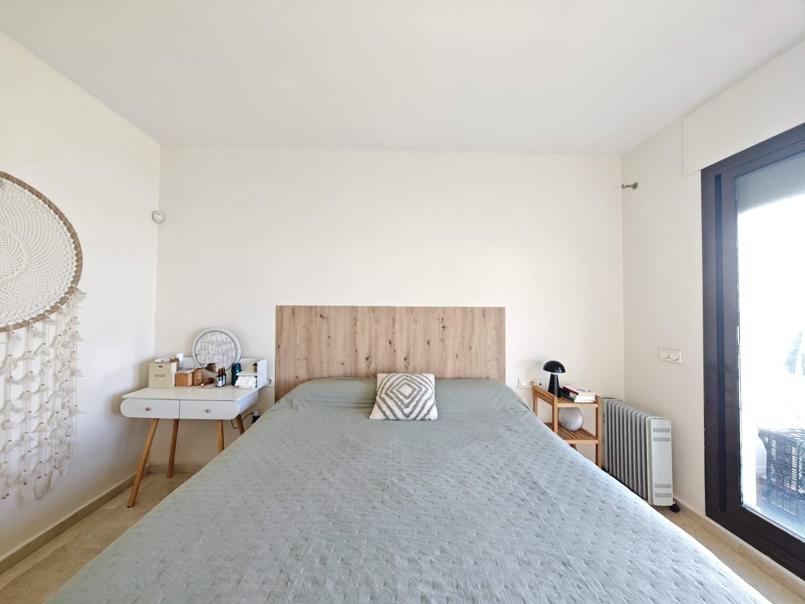 2 makuuhuone Huoneisto myytävänä paikassa La Linea de la Concepcion mukana uima-altaan - 465 000 € (Ref: 9677514)