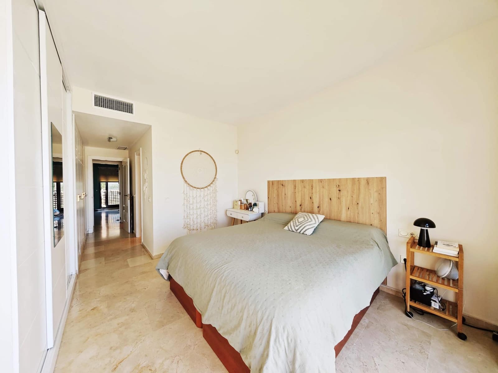 2 makuuhuone Huoneisto myytävänä paikassa La Linea de la Concepcion mukana uima-altaan - 465 000 € (Ref: 9677514)