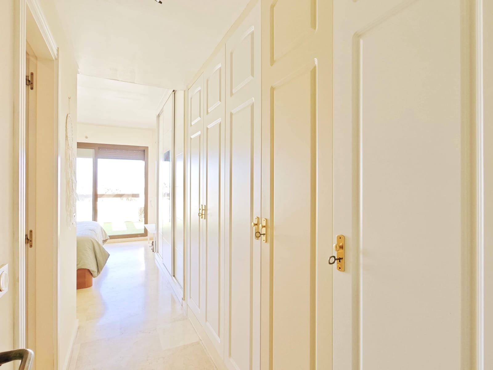 2 makuuhuone Huoneisto myytävänä paikassa La Linea de la Concepcion mukana uima-altaan - 465 000 € (Ref: 9677514)