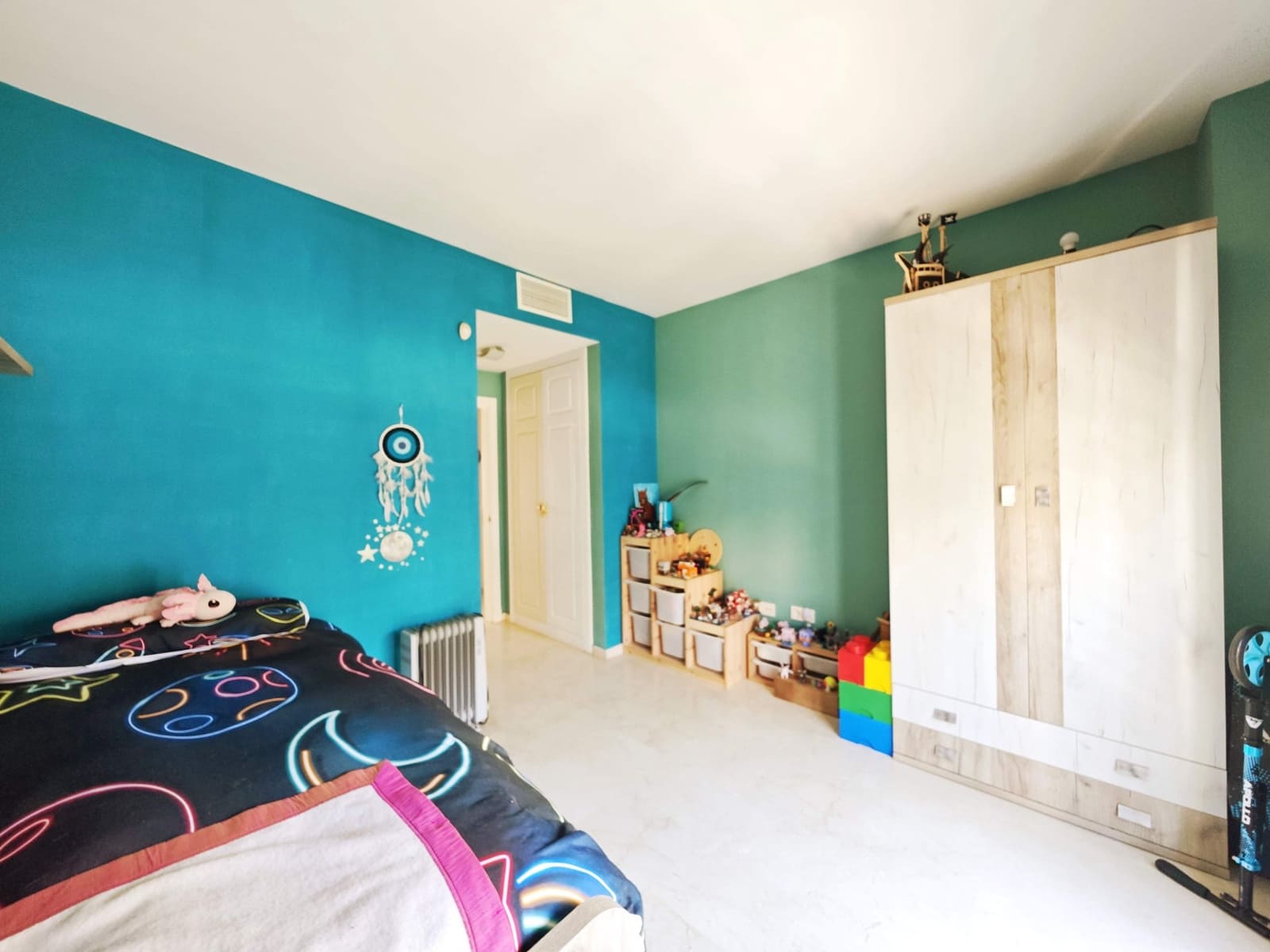 2 makuuhuone Huoneisto myytävänä paikassa La Linea de la Concepcion mukana uima-altaan - 465 000 € (Ref: 9677514)