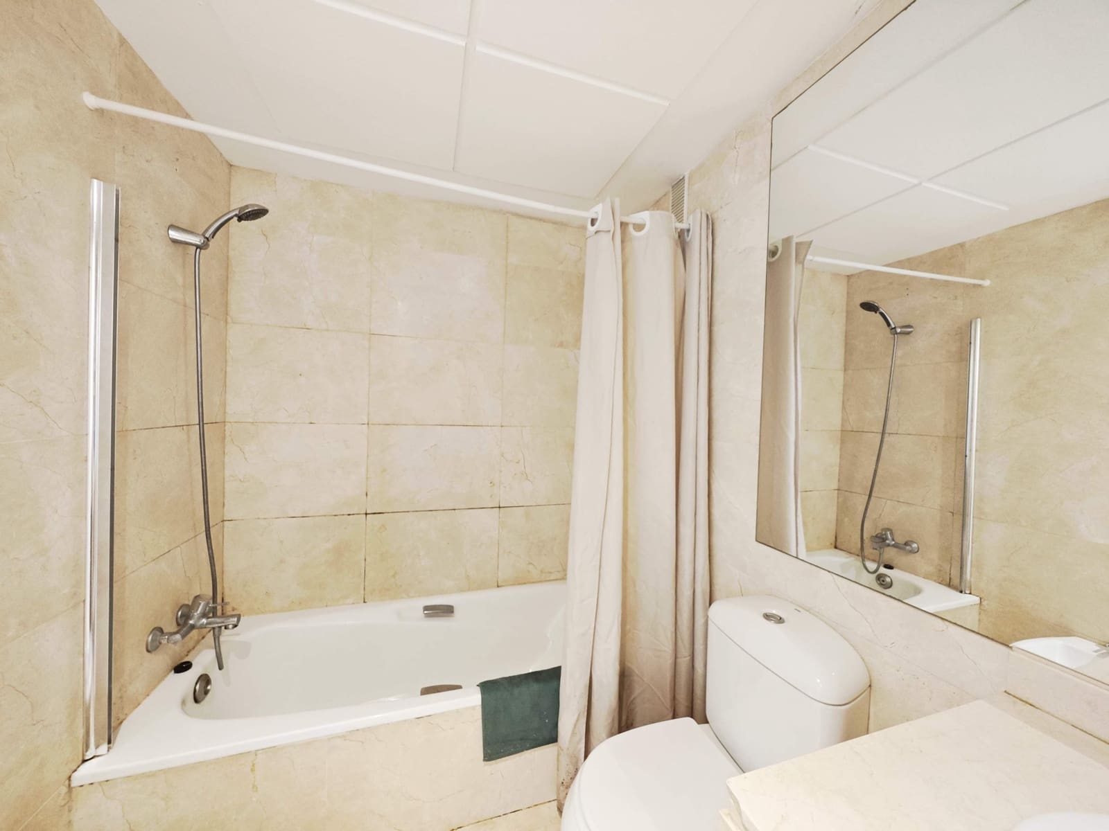 2 makuuhuone Huoneisto myytävänä paikassa La Linea de la Concepcion mukana uima-altaan - 465 000 € (Ref: 9677514)