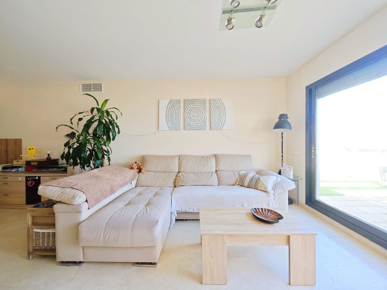 2 makuuhuone Huoneisto myytävänä paikassa La Linea de la Concepcion mukana uima-altaan - 465 000 € (Ref: 9677514)