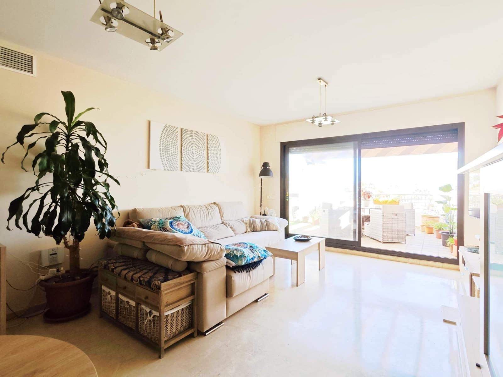 2 makuuhuone Huoneisto myytävänä paikassa La Linea de la Concepcion mukana uima-altaan - 465 000 € (Ref: 9677514)