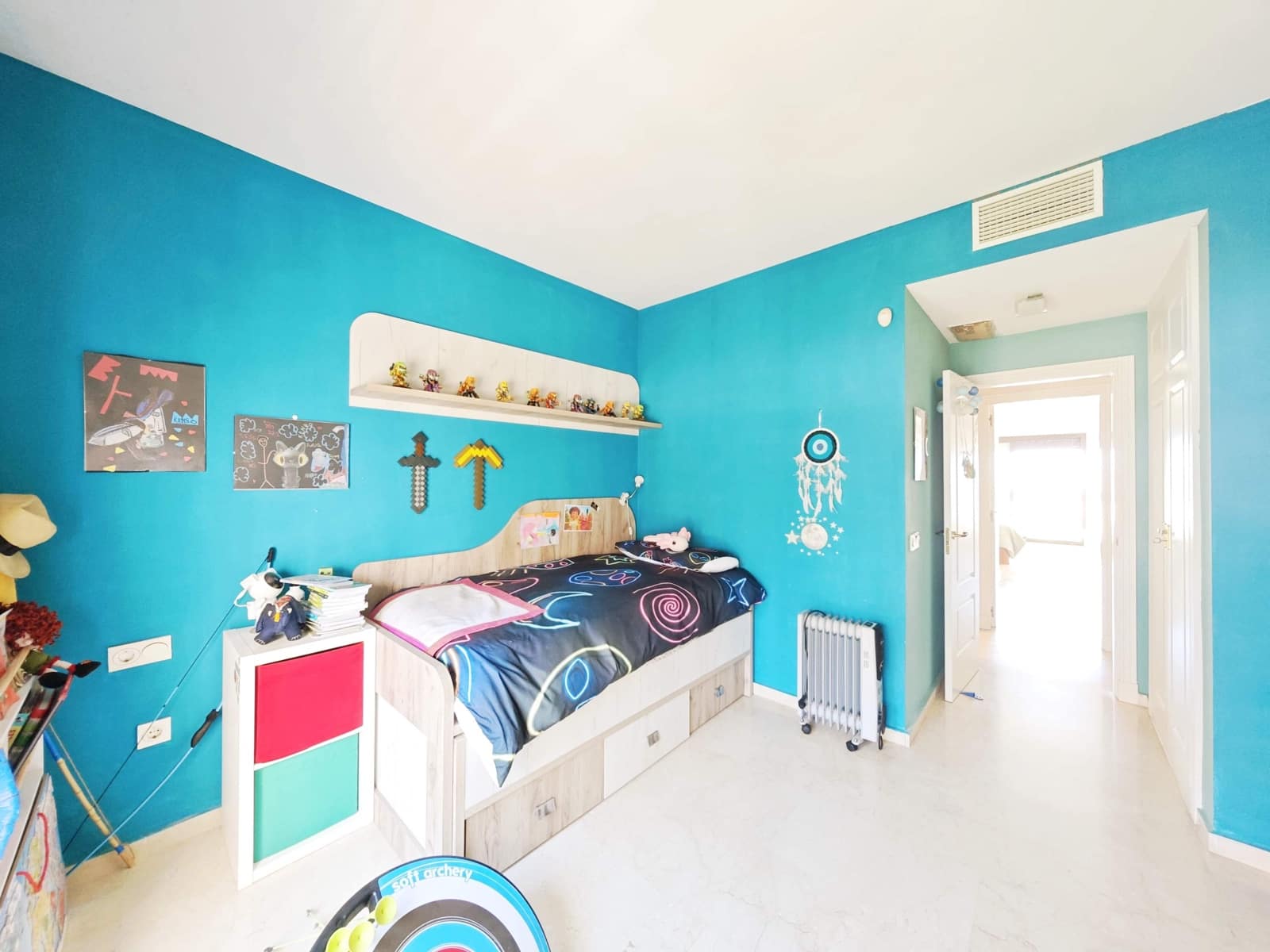 2 makuuhuone Huoneisto myytävänä paikassa La Linea de la Concepcion mukana uima-altaan - 465 000 € (Ref: 9677514)