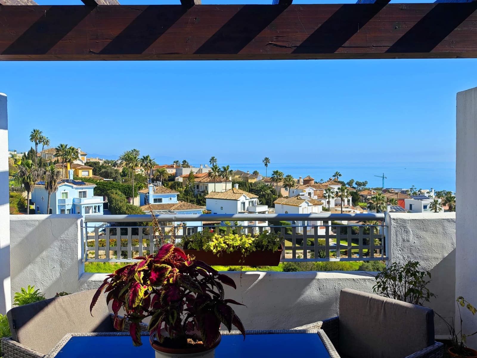 2 makuuhuone Huoneisto myytävänä paikassa La Linea de la Concepcion mukana uima-altaan - 465 000 € (Ref: 9677514)