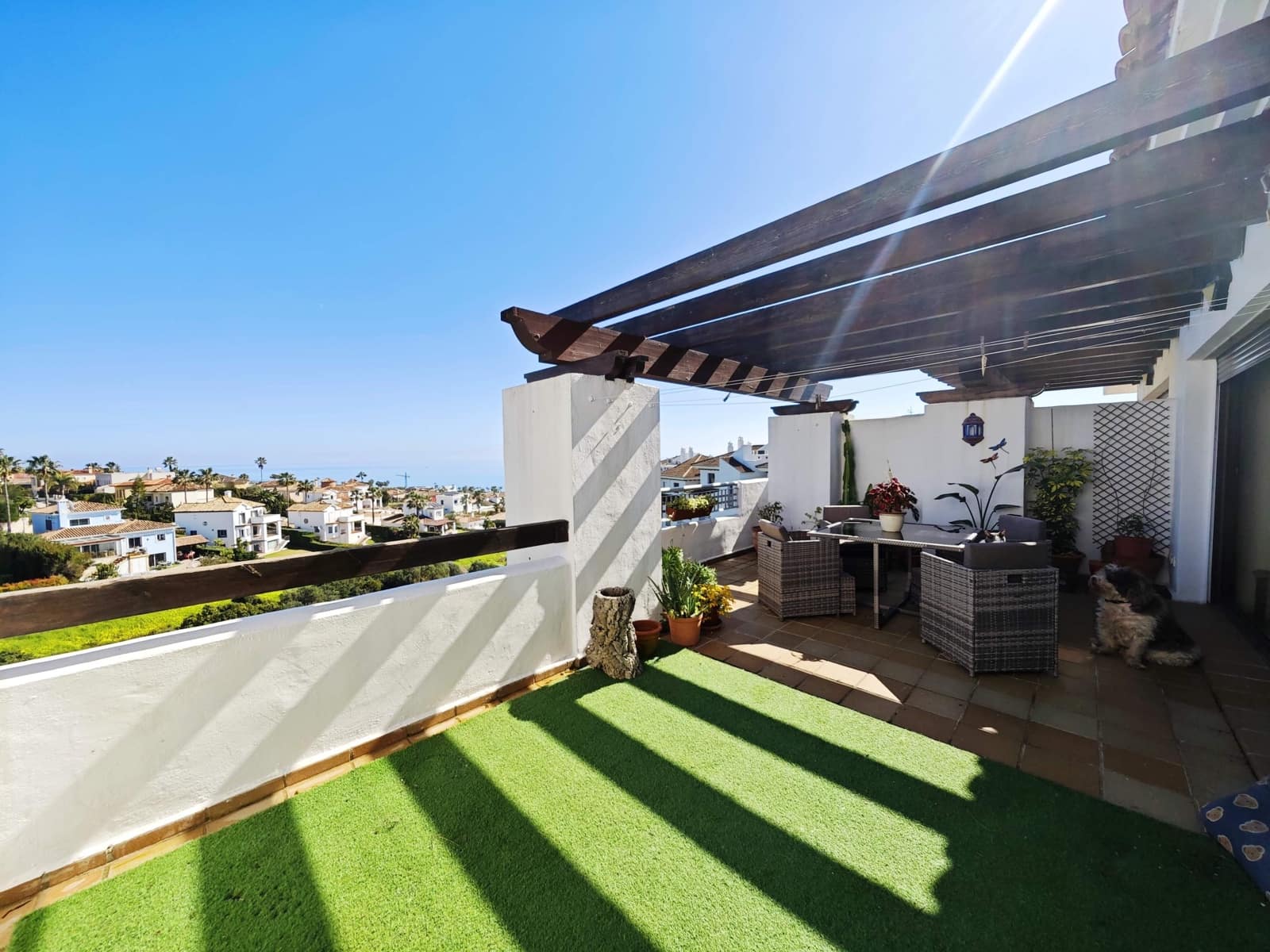 2 makuuhuone Huoneisto myytävänä paikassa La Linea de la Concepcion mukana uima-altaan - 465 000 € (Ref: 9677514)