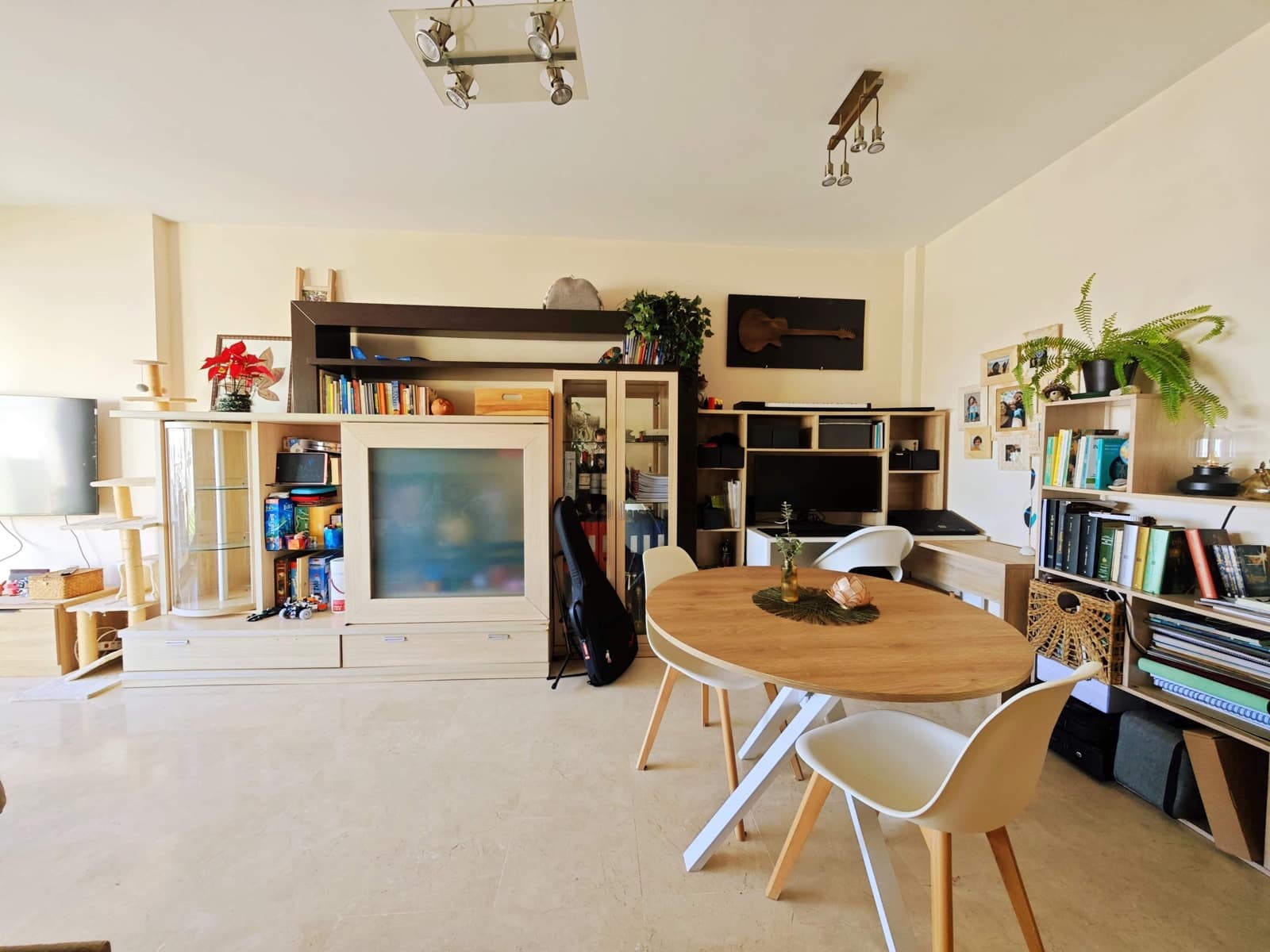 2 makuuhuone Huoneisto myytävänä paikassa La Linea de la Concepcion mukana uima-altaan - 465 000 € (Ref: 9677514)