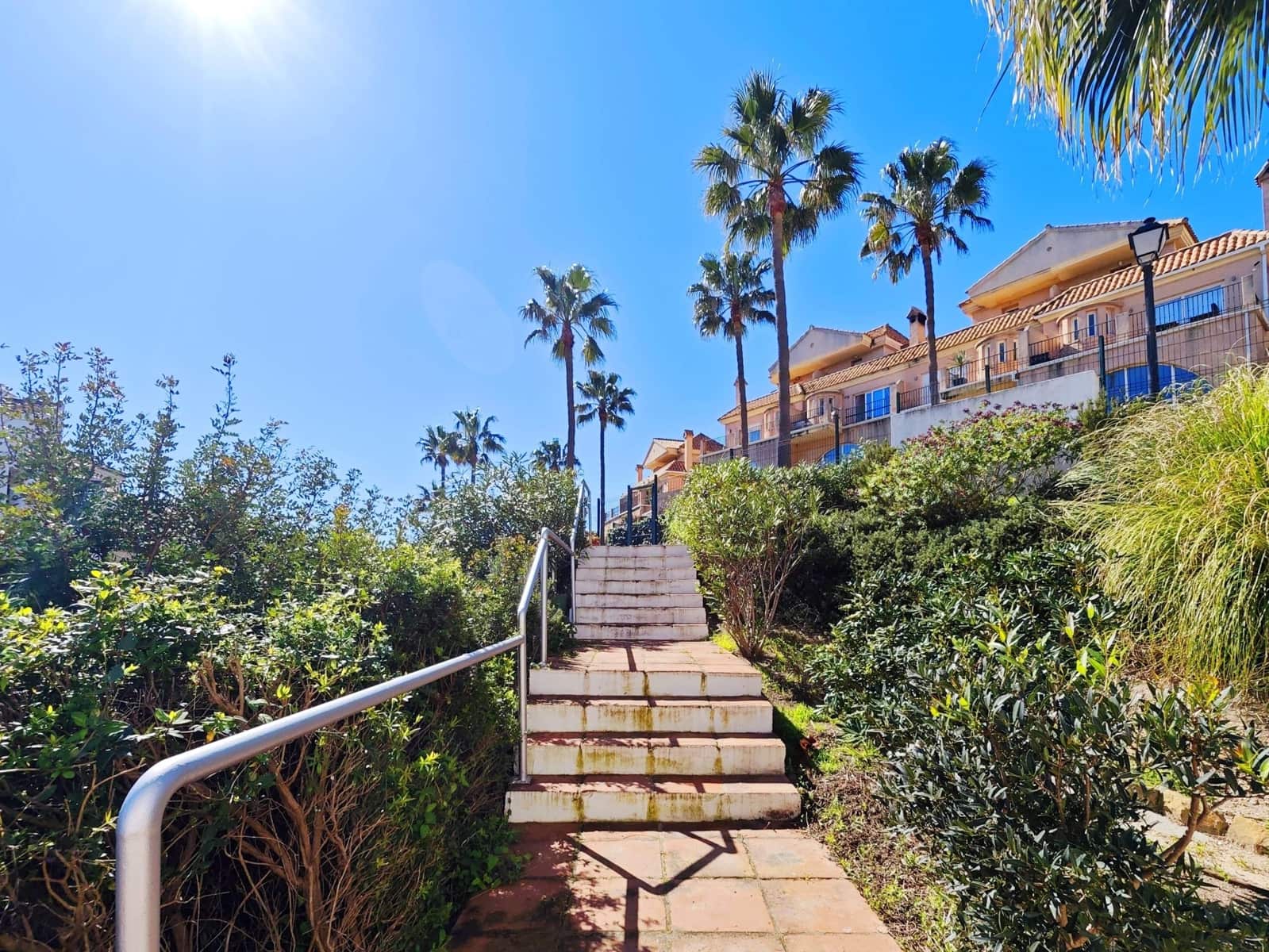 2 makuuhuone Huoneisto myytävänä paikassa La Linea de la Concepcion mukana uima-altaan - 465 000 € (Ref: 9677514)