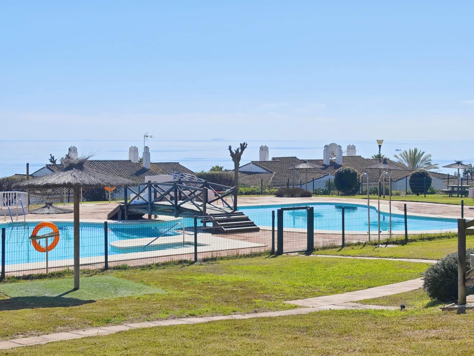 2 makuuhuone Huoneisto myytävänä paikassa La Linea de la Concepcion mukana uima-altaan - 465 000 € (Ref: 9677514)