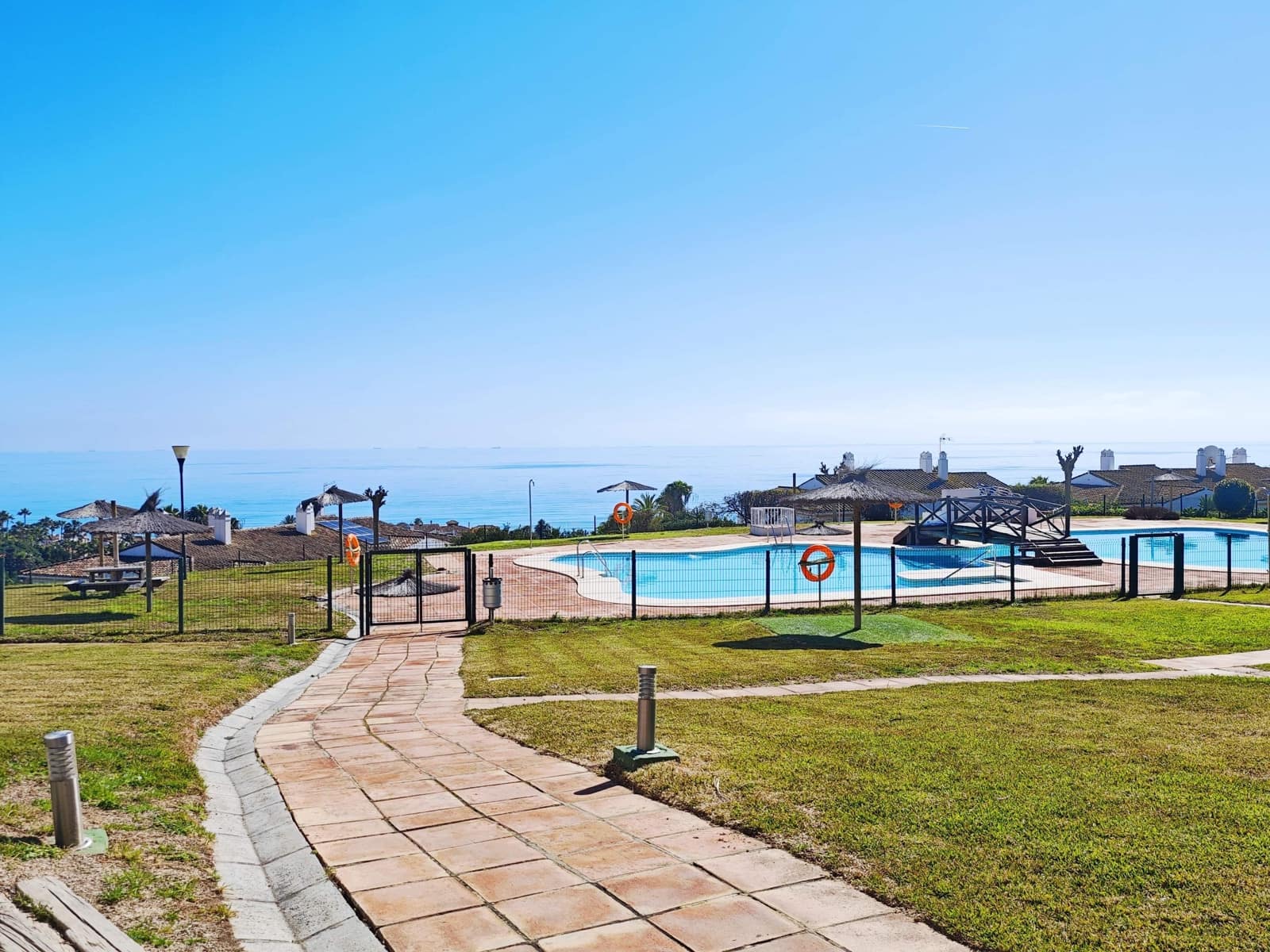 2 makuuhuone Huoneisto myytävänä paikassa La Linea de la Concepcion mukana uima-altaan - 465 000 € (Ref: 9677514)