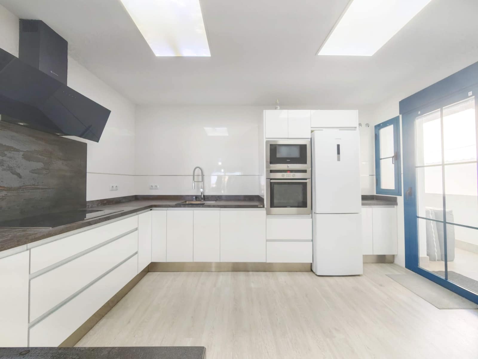 3 slaapkamer Appartement te koop in La Linea de la Concepcion met zwembad garage - € 390.000 (Ref: 9682502)