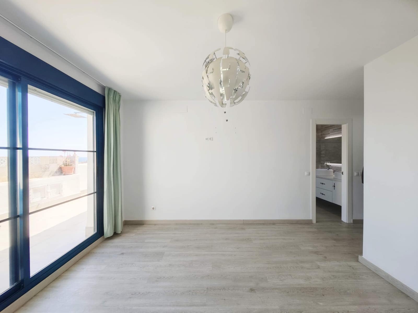 3 slaapkamer Appartement te koop in La Linea de la Concepcion met zwembad garage - € 390.000 (Ref: 9682502)