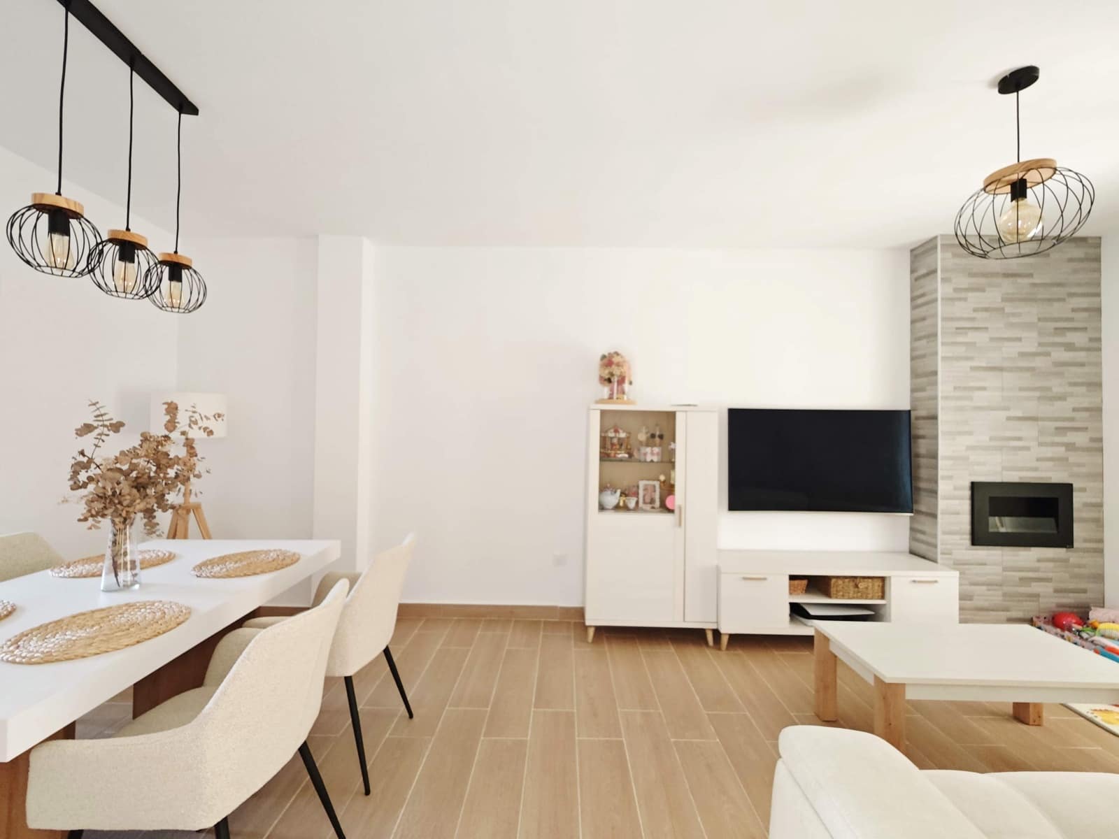 3 soveværelse Rækkehus til salg i La Linea de la Concepcion med swimmingpool garage - € 318.000 (Ref: 9698851)