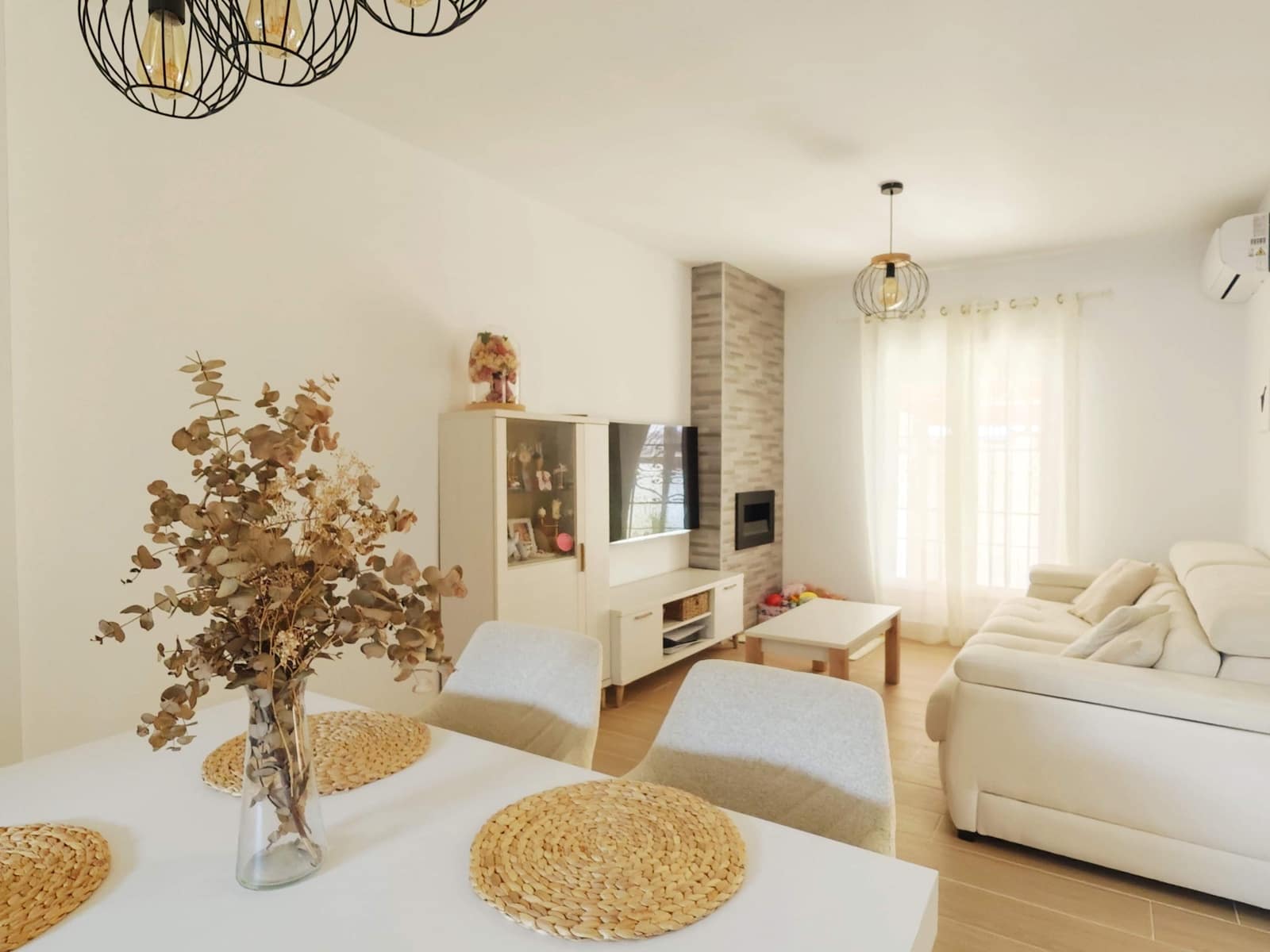 3 soveværelse Rækkehus til salg i La Linea de la Concepcion med swimmingpool garage - € 318.000 (Ref: 9698851)