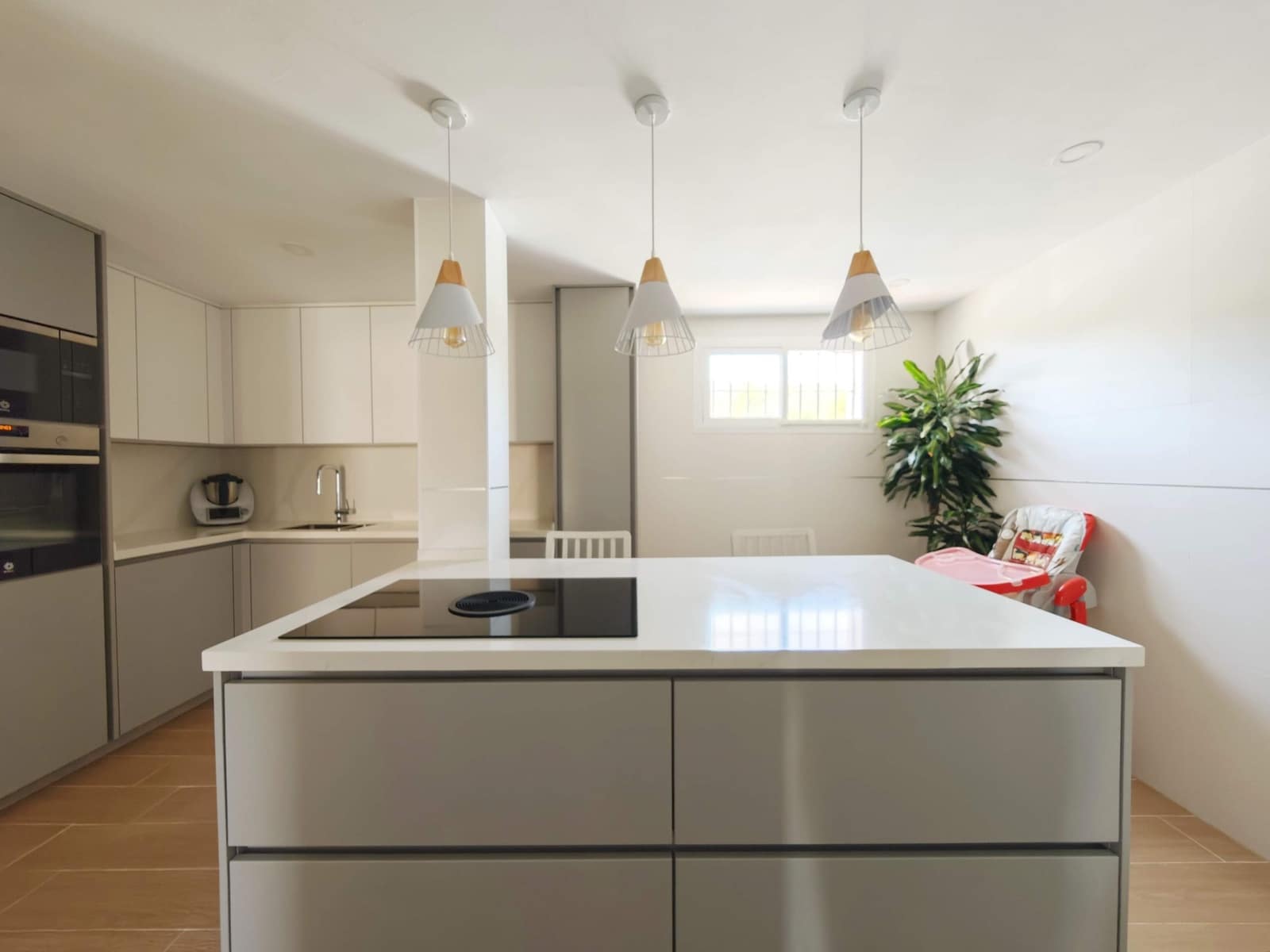 3 soveværelse Rækkehus til salg i La Linea de la Concepcion med swimmingpool garage - € 318.000 (Ref: 9698851)