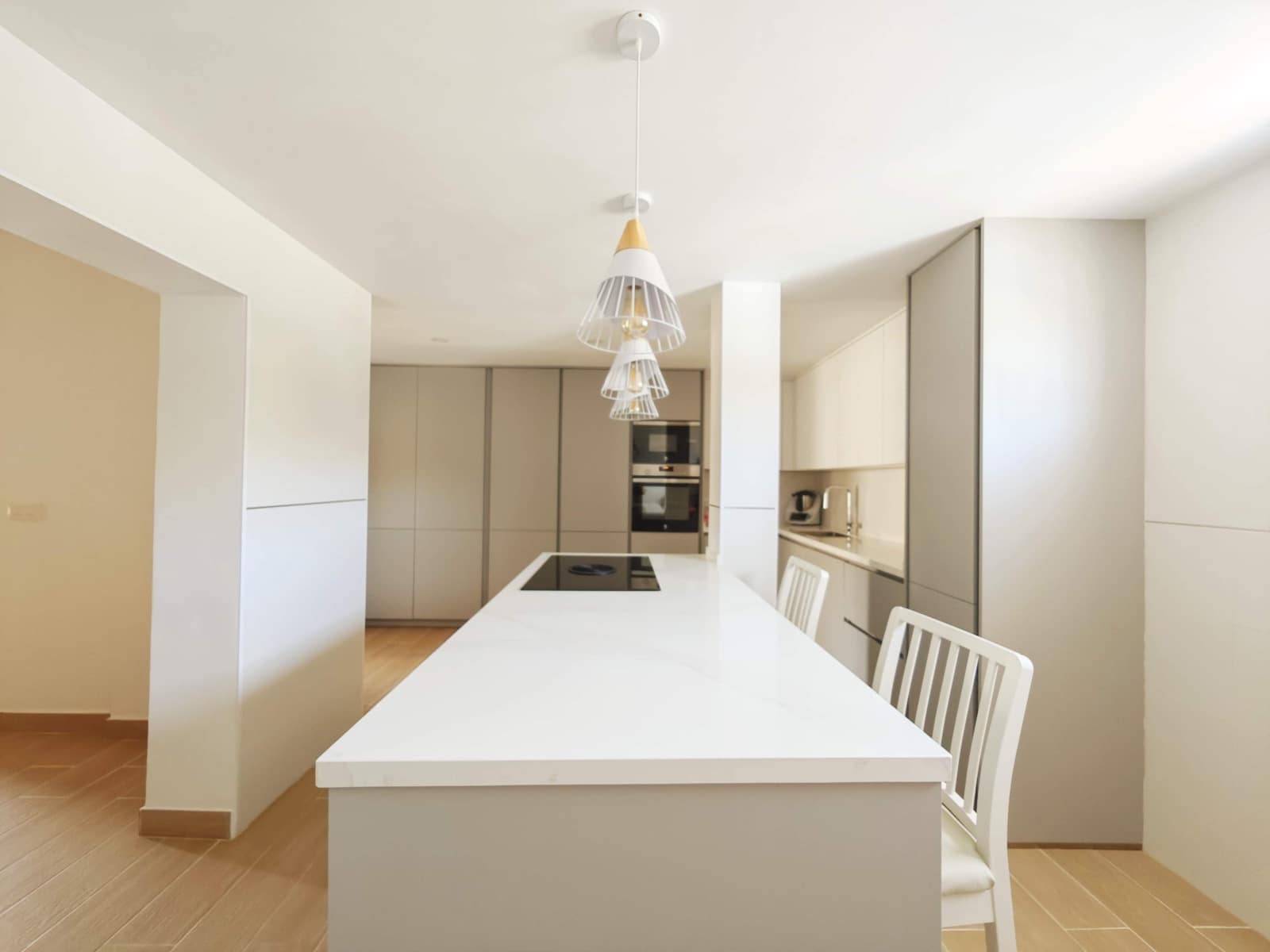 3 soveværelse Rækkehus til salg i La Linea de la Concepcion med swimmingpool garage - € 318.000 (Ref: 9698851)