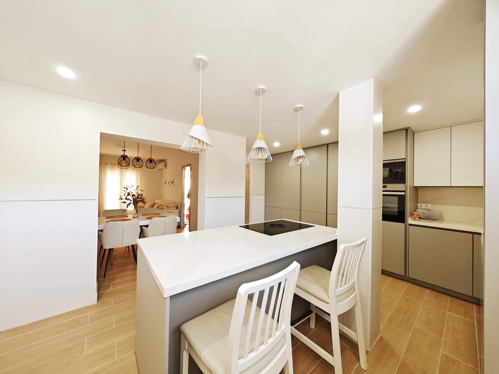 3 soveværelse Rækkehus til salg i La Linea de la Concepcion med swimmingpool garage - € 318.000 (Ref: 9698851)