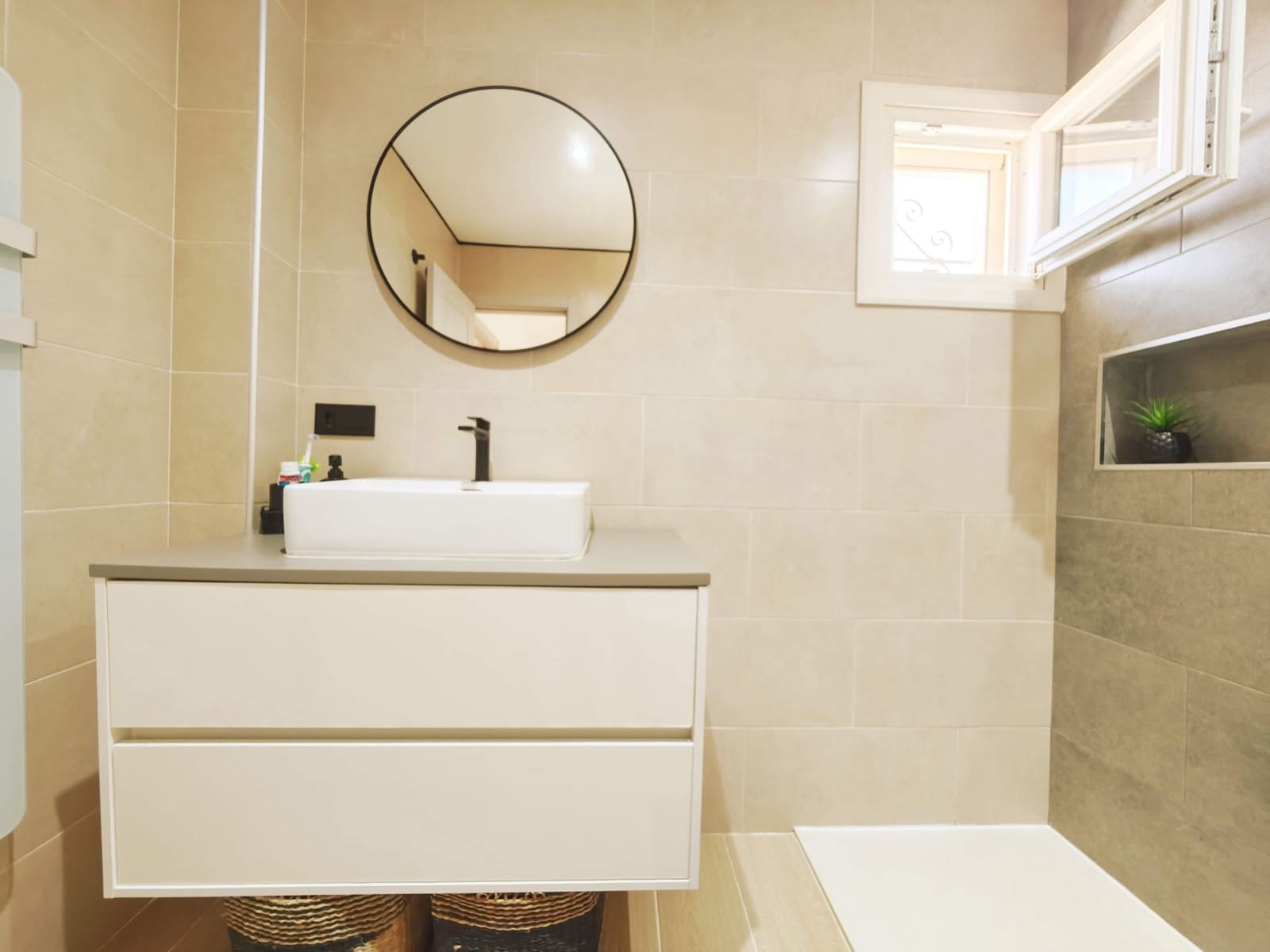 3 soveværelse Rækkehus til salg i La Linea de la Concepcion med swimmingpool garage - € 318.000 (Ref: 9698851)