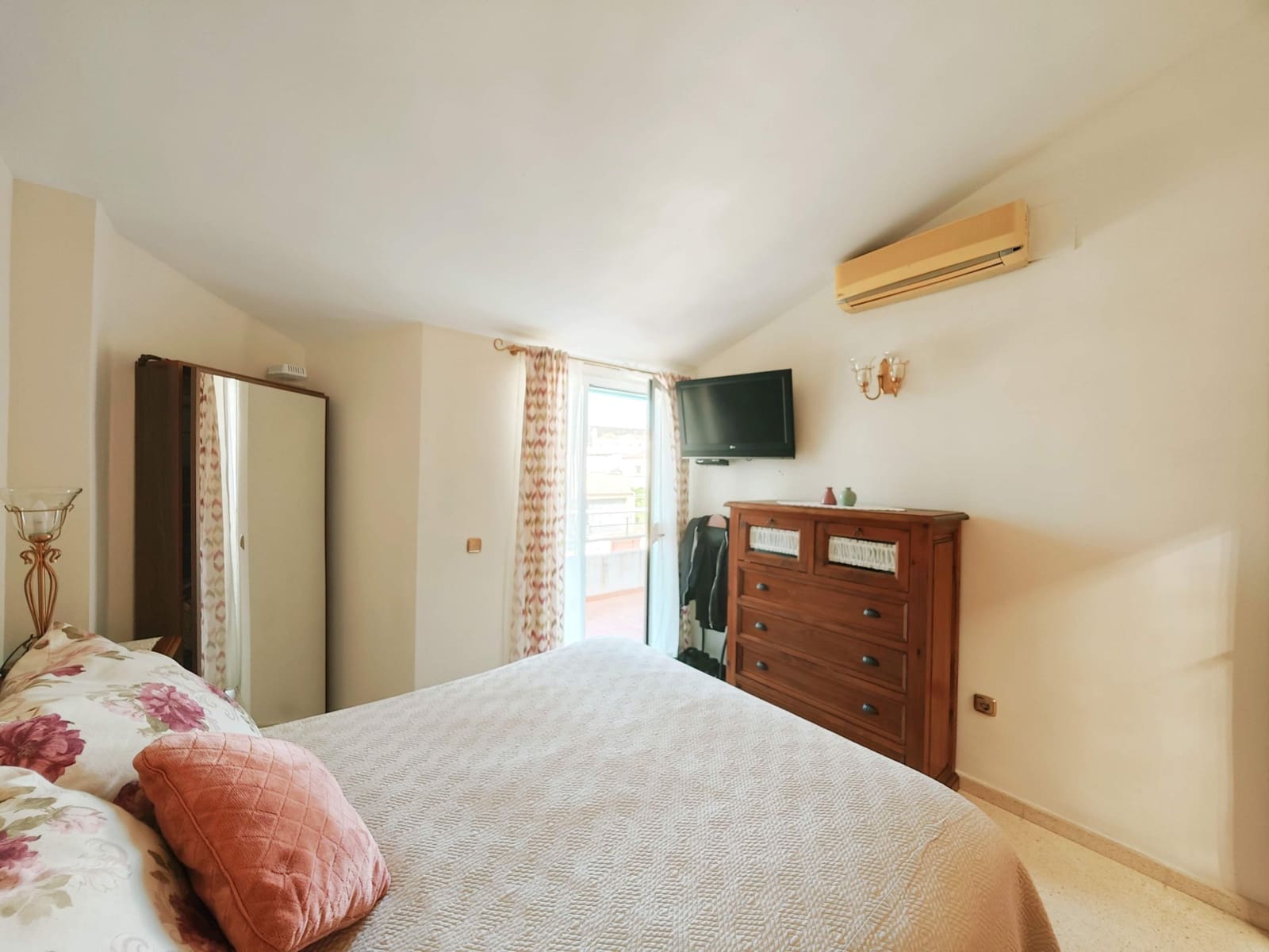 3 soveværelse Rækkehus til salg i La Linea de la Concepcion med swimmingpool garage - € 330.000 (Ref: 9701667)