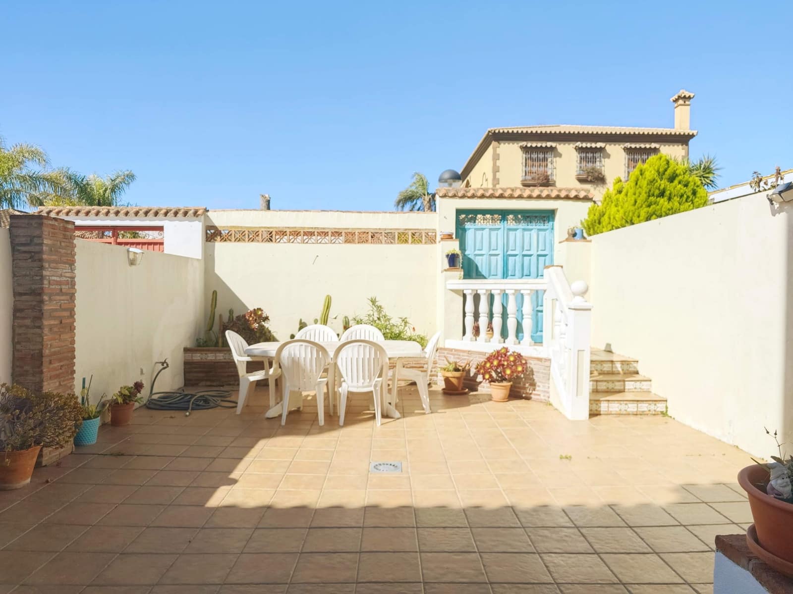 3 soveværelse Rækkehus til salg i La Linea de la Concepcion med swimmingpool garage - € 330.000 (Ref: 9701667)