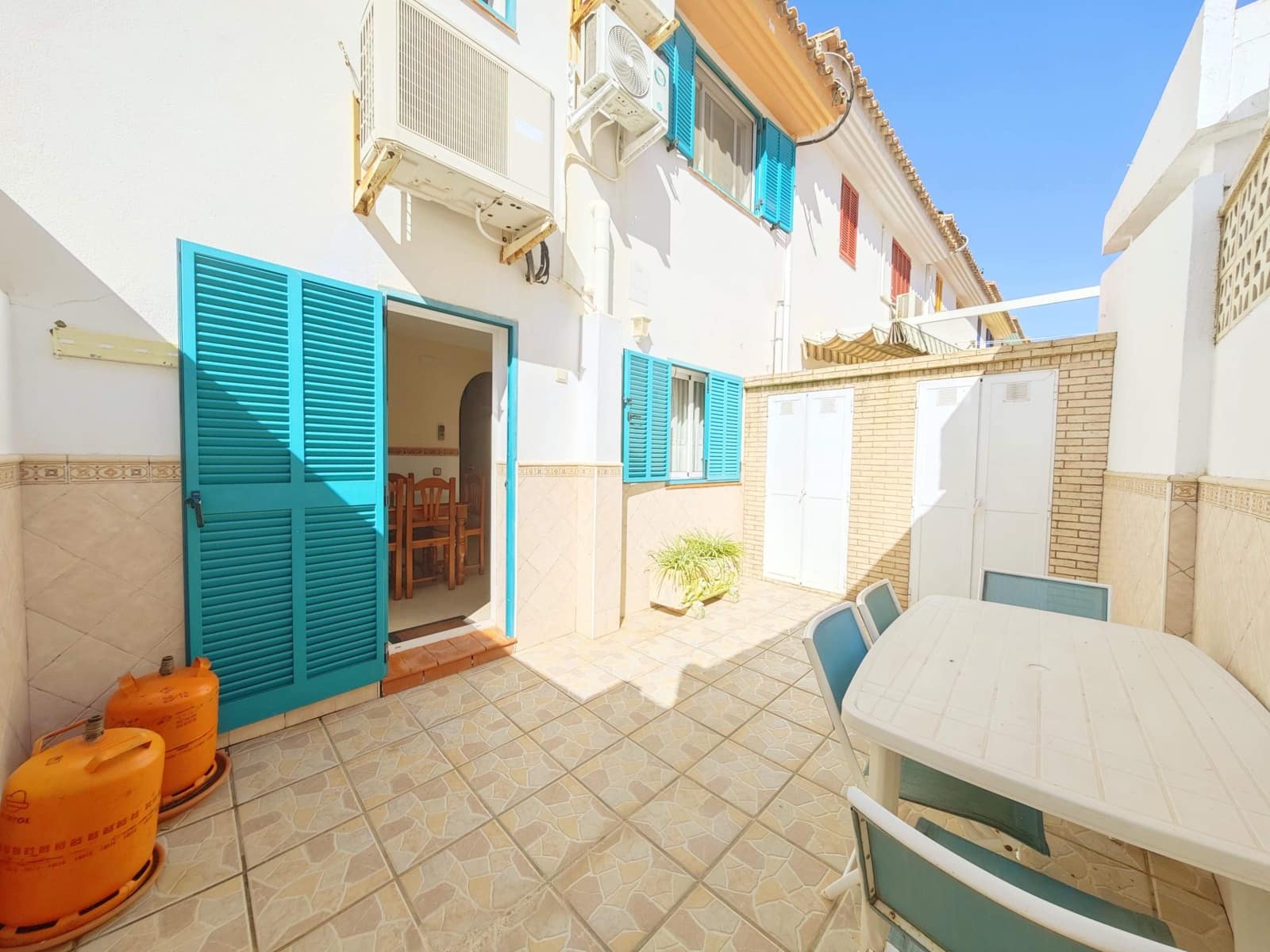 3 soveværelse Rækkehus til salg i La Linea de la Concepcion med swimmingpool garage - € 330.000 (Ref: 9701667)