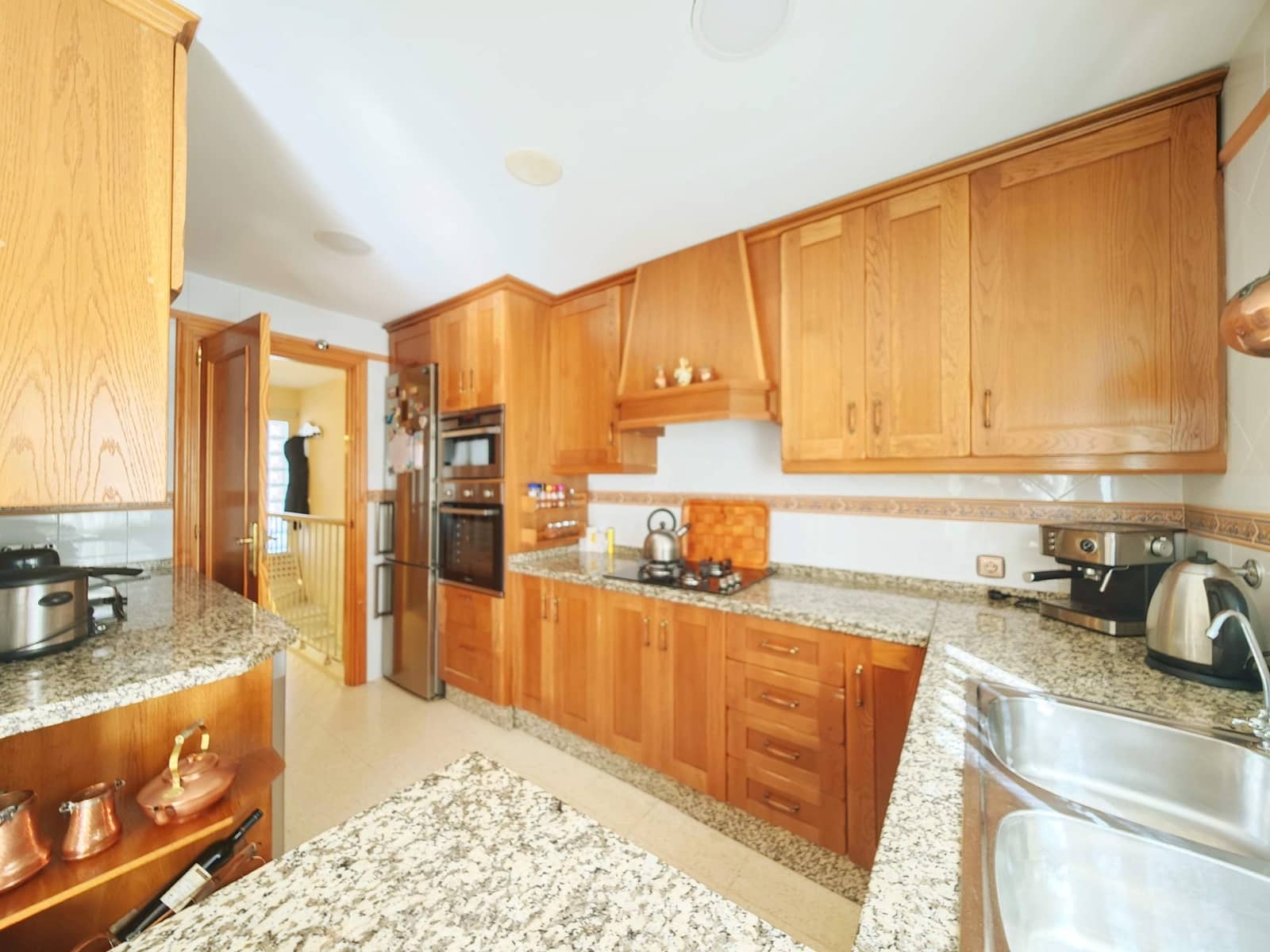 3 soveværelse Rækkehus til salg i La Linea de la Concepcion med swimmingpool garage - € 330.000 (Ref: 9701667)