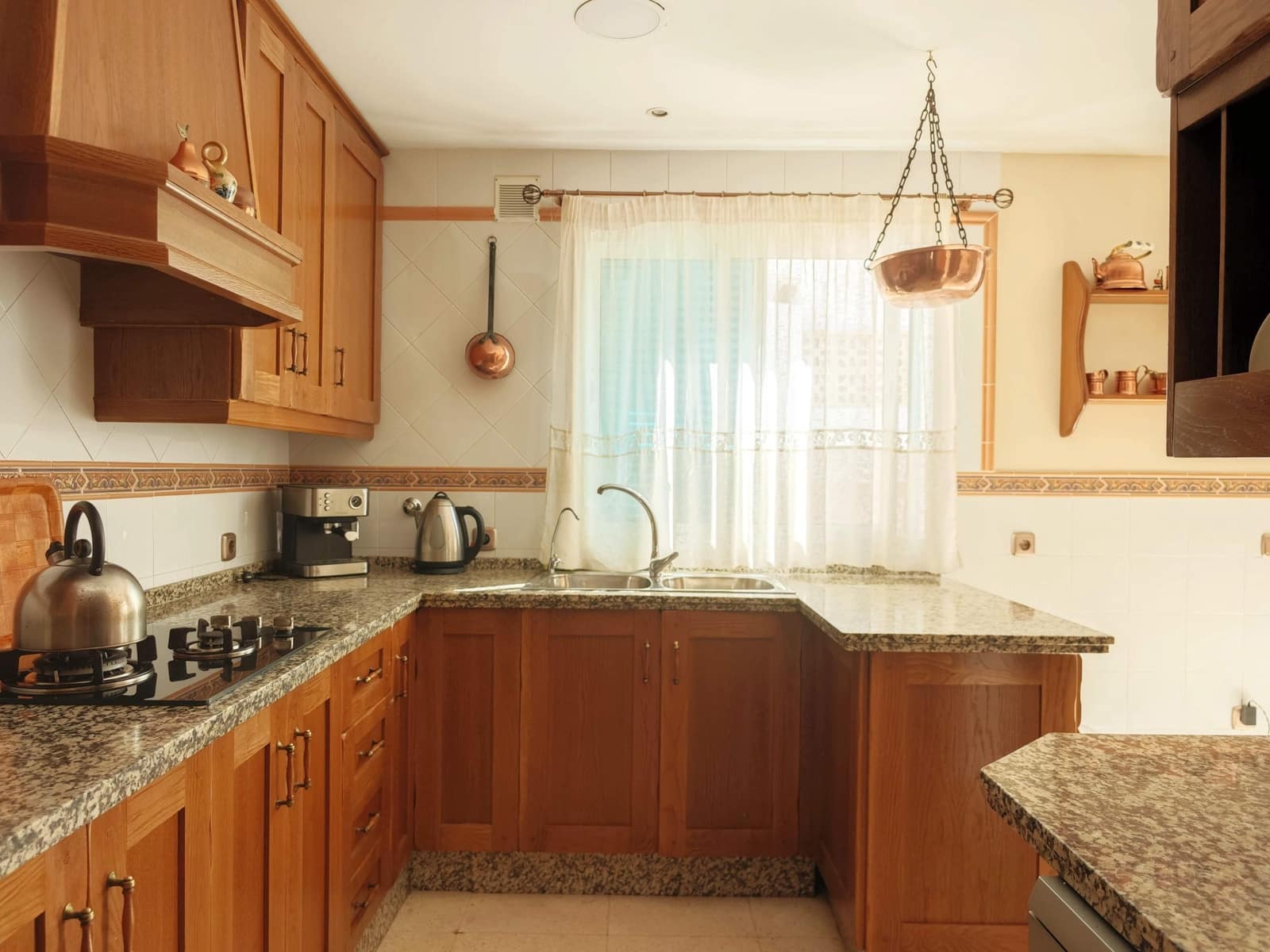 3 soveværelse Rækkehus til salg i La Linea de la Concepcion med swimmingpool garage - € 330.000 (Ref: 9701667)