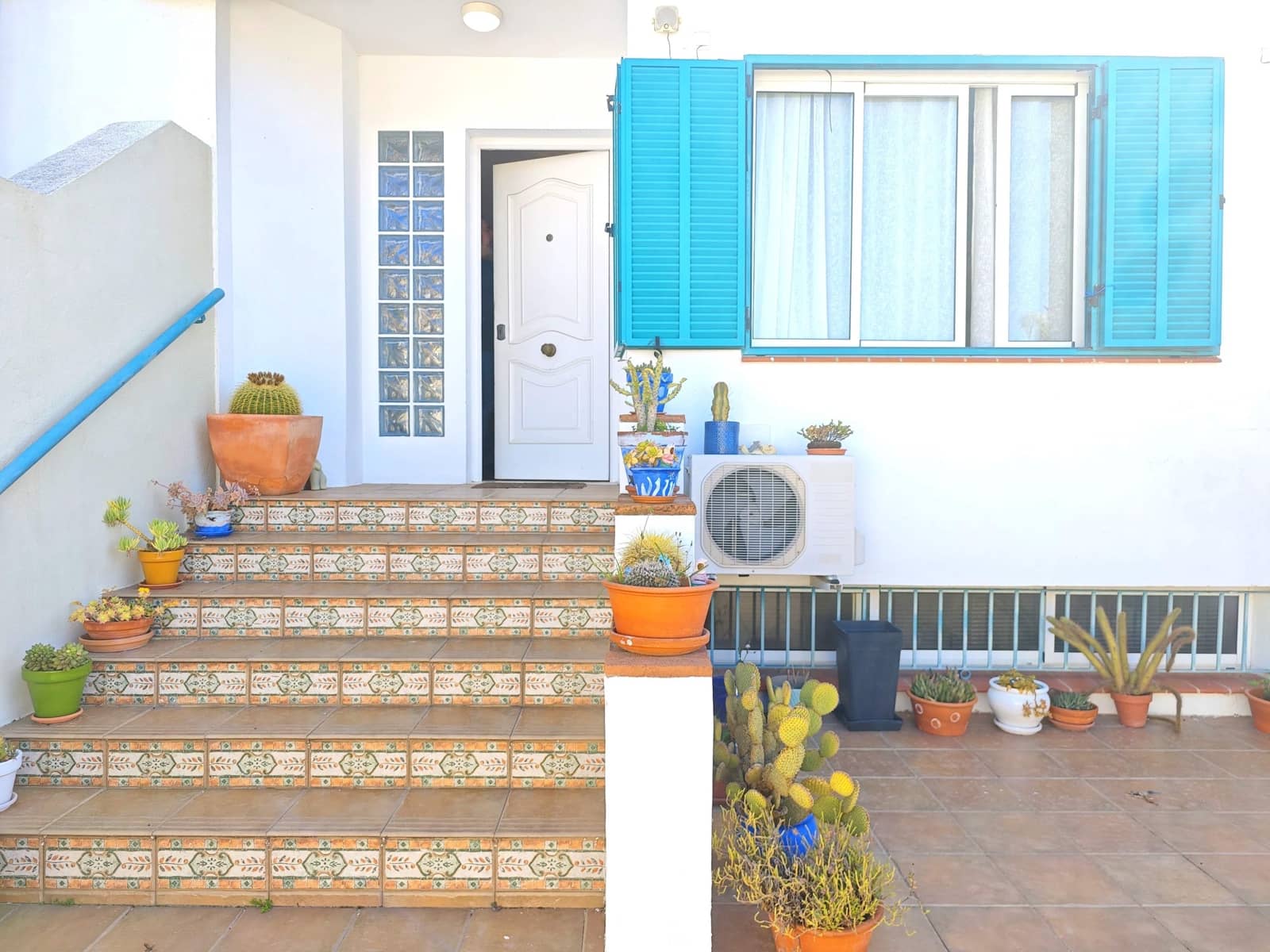 3 soveværelse Rækkehus til salg i La Linea de la Concepcion med swimmingpool garage - € 330.000 (Ref: 9701667)