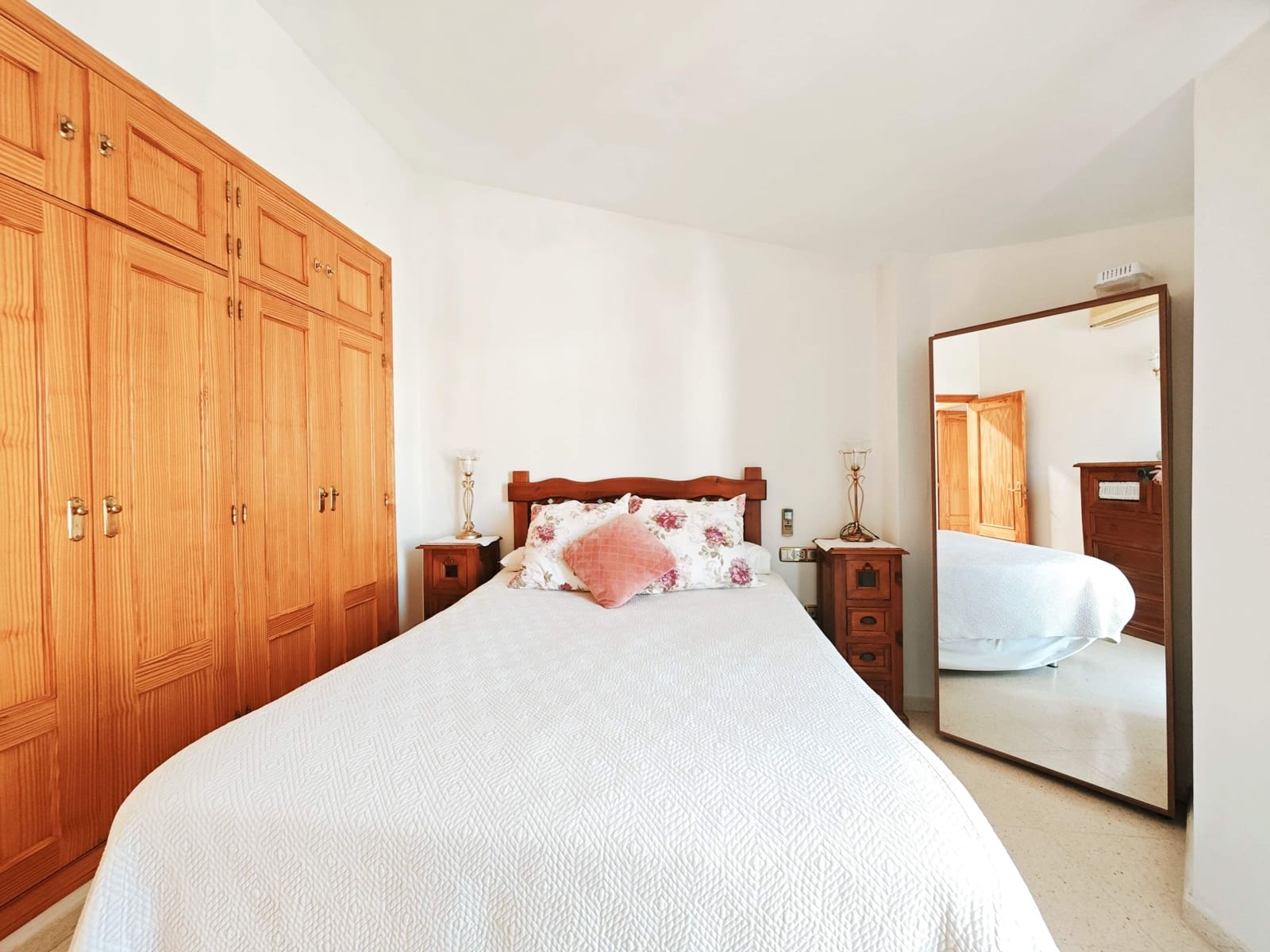 3 soveværelse Rækkehus til salg i La Linea de la Concepcion med swimmingpool garage - € 330.000 (Ref: 9701667)