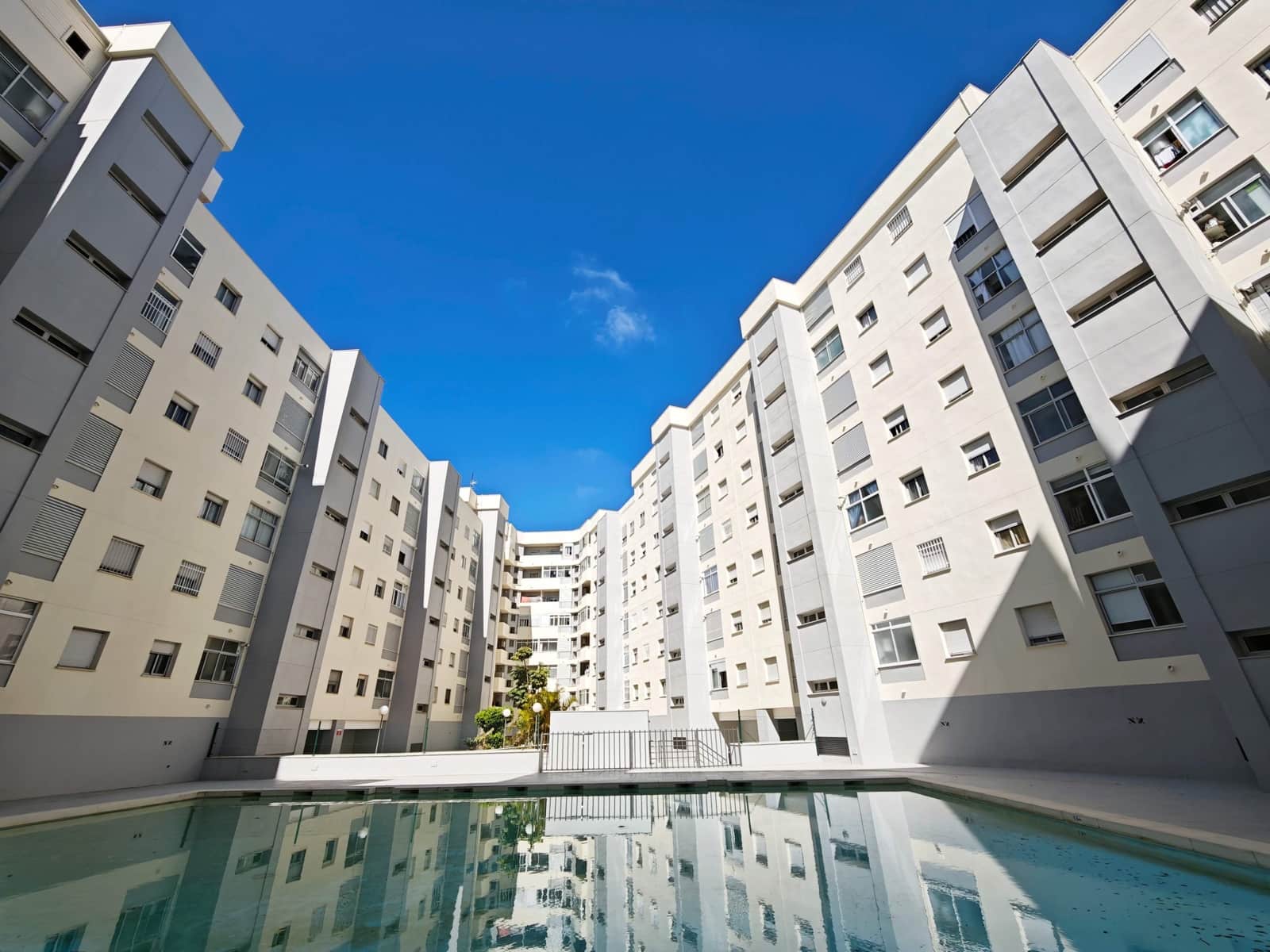 2 bedroom Flat for sale in Algeciras with pool garage - € 170,000 (Ref: 9719995)