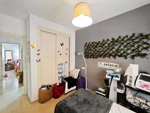 2 bedroom Flat for sale in Algeciras with pool garage - € 170,000 (Ref: 9719995)